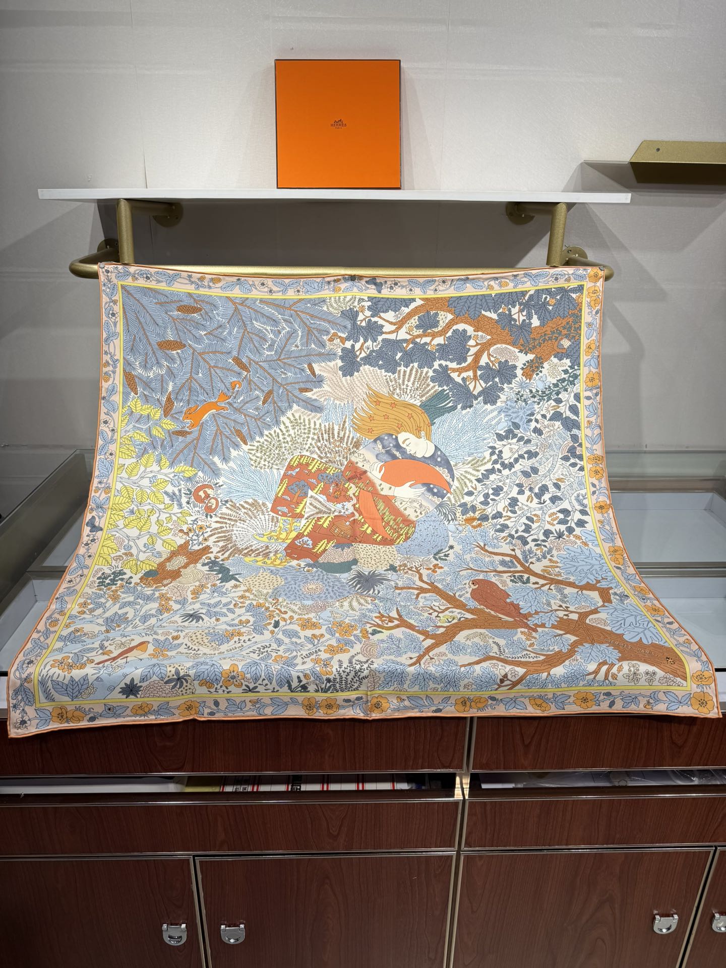 💟终于等到!“于月神之怀”丝巾把森林童话戴上救命!这条“于月神之怀”丝巾的细节，我能盯着看一整天!
画面