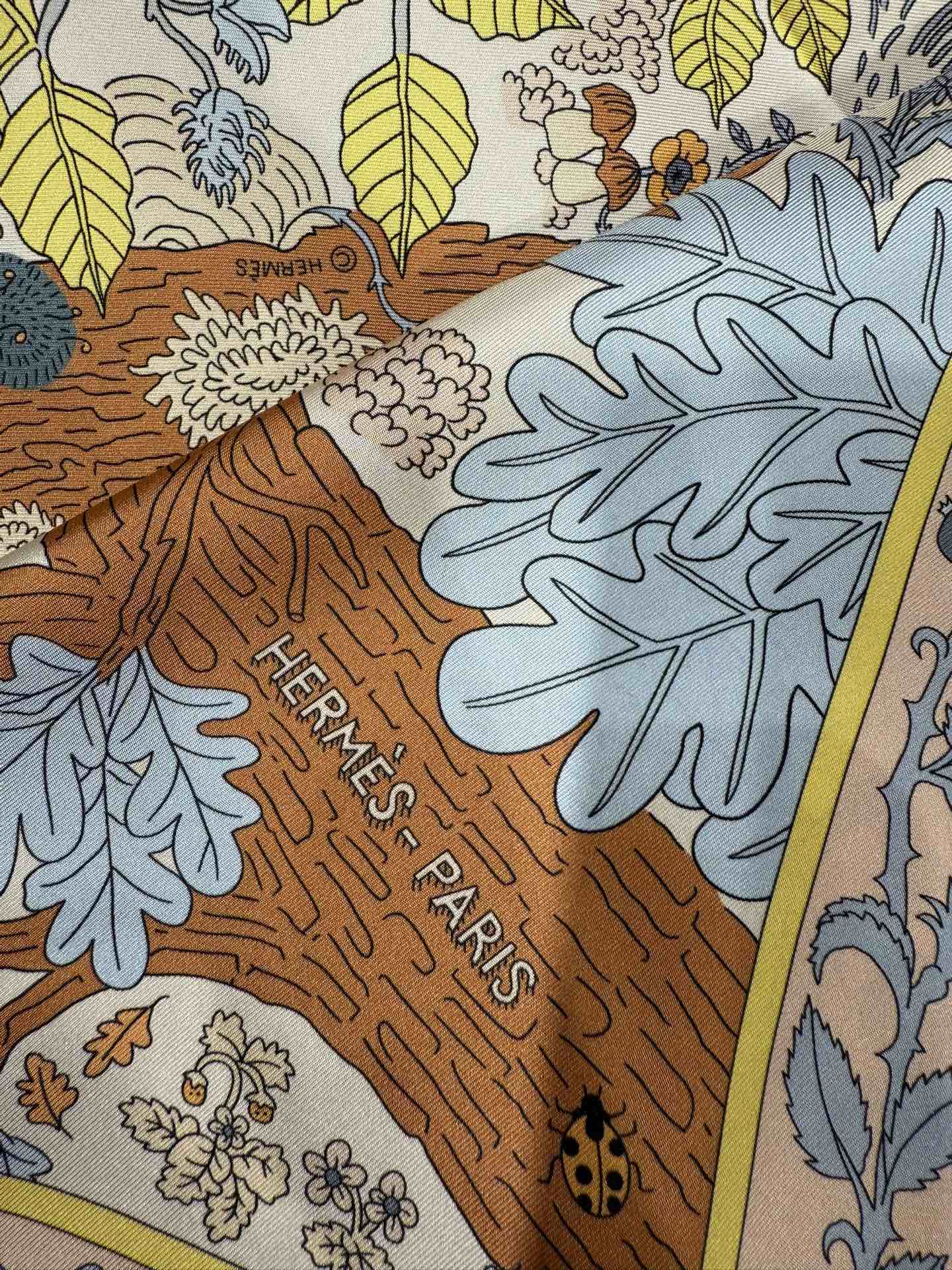 💟终于等到!“于月神之怀”丝巾把森林童话戴上救命!这条“于月神之怀”丝巾的细节，我能盯着看一整天!
画面