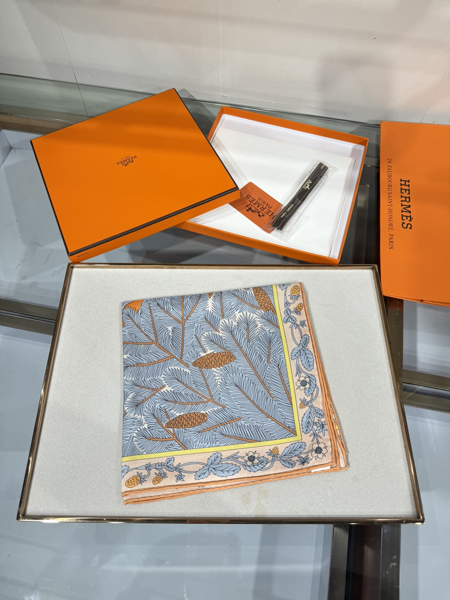 💟终于等到!“于月神之怀”丝巾把森林童话戴上救命!这条“于月神之怀”丝巾的细节，我能盯着看一整天!
画面