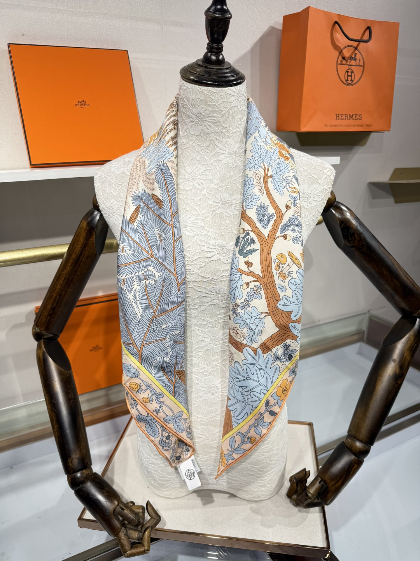 💟终于等到!“于月神之怀”丝巾把森林童话戴上救命!这条“于月神之怀”丝巾的细节，我能盯着看一整天!
画面