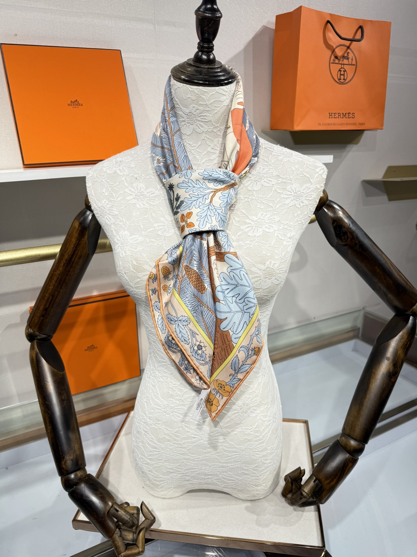 💟终于等到!“于月神之怀”丝巾把森林童话戴上救命!这条“于月神之怀”丝巾的细节，我能盯着看一整天!
画面