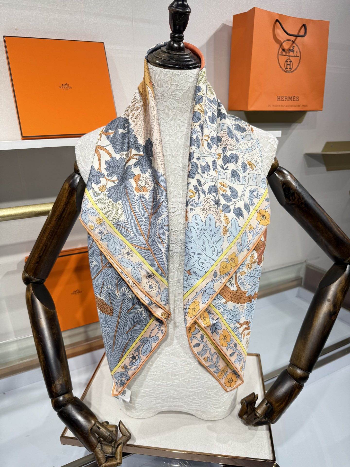 💟终于等到!“于月神之怀”丝巾把森林童话戴上救命!这条“于月神之怀”丝巾的细节，我能盯着看一整天!
画面