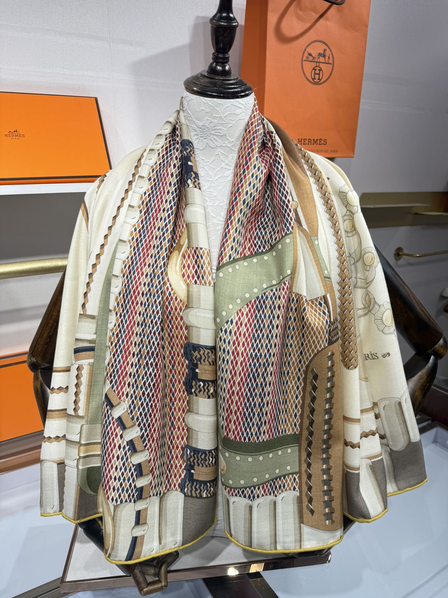 💟2025年秋冬抢先 爱马仕银花集 上新💞【双面同色丝毛方巾】手工卷边山羊绒和真丝混纺披肩（70%山羊绒