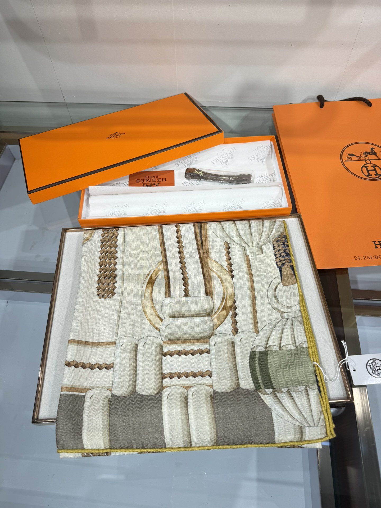 💟2025年秋冬抢先 爱马仕银花集 上新💞【双面同色丝毛方巾】手工卷边山羊绒和真丝混纺披肩（70%山羊绒