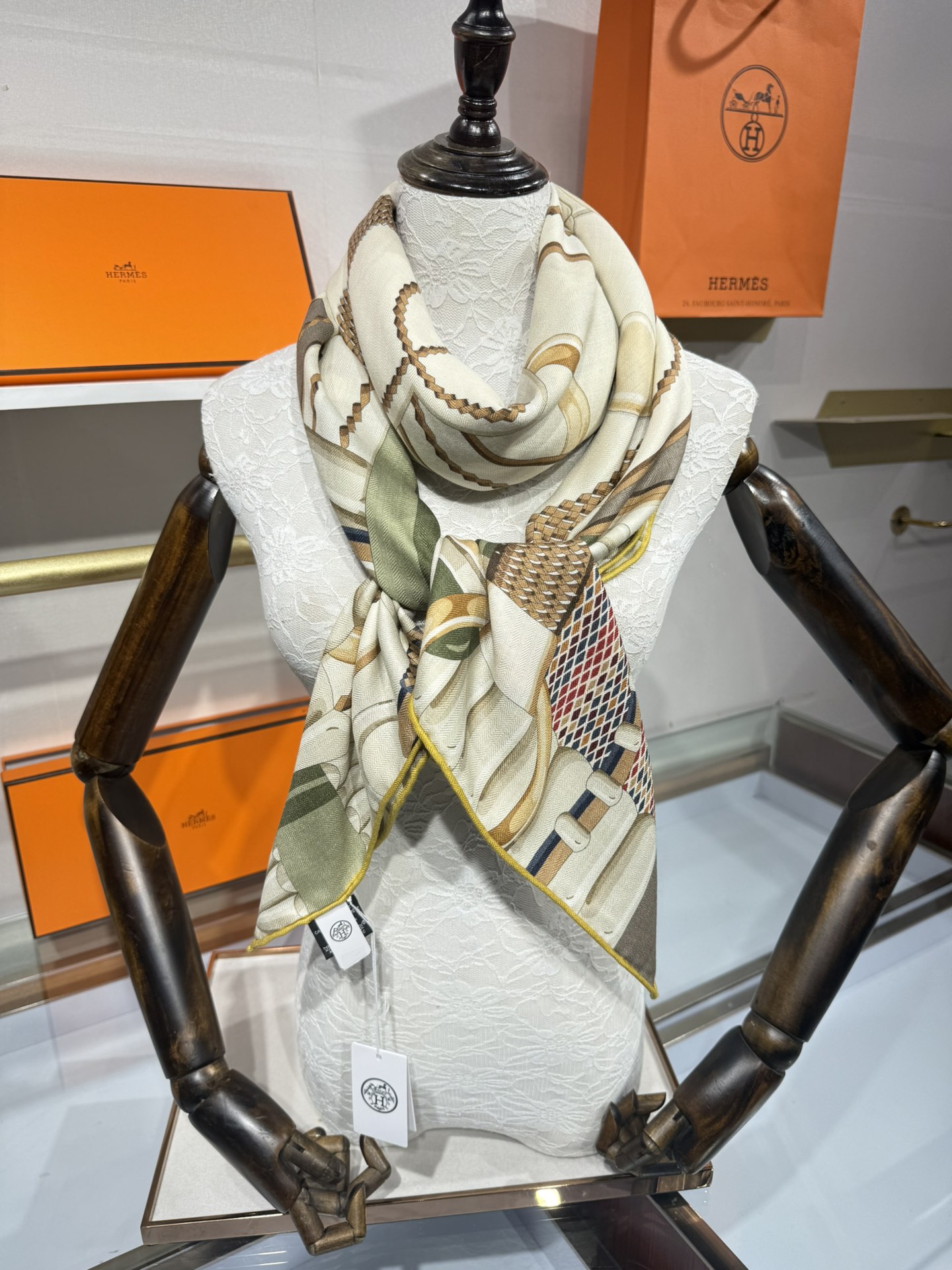 💟2025年秋冬抢先 爱马仕银花集 上新💞【双面同色丝毛方巾】手工卷边山羊绒和真丝混纺披肩（70%山羊绒