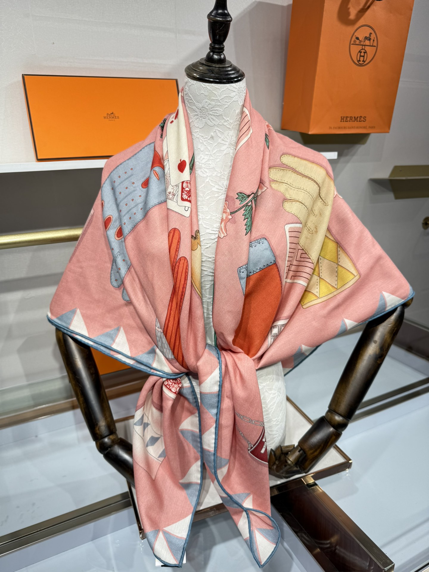 💟2025年秋冬上新💞【双面同色丝毛方巾】手工卷边山羊绒和真丝混纺披肩（70%山羊绒，30%桑蚕丝）这款