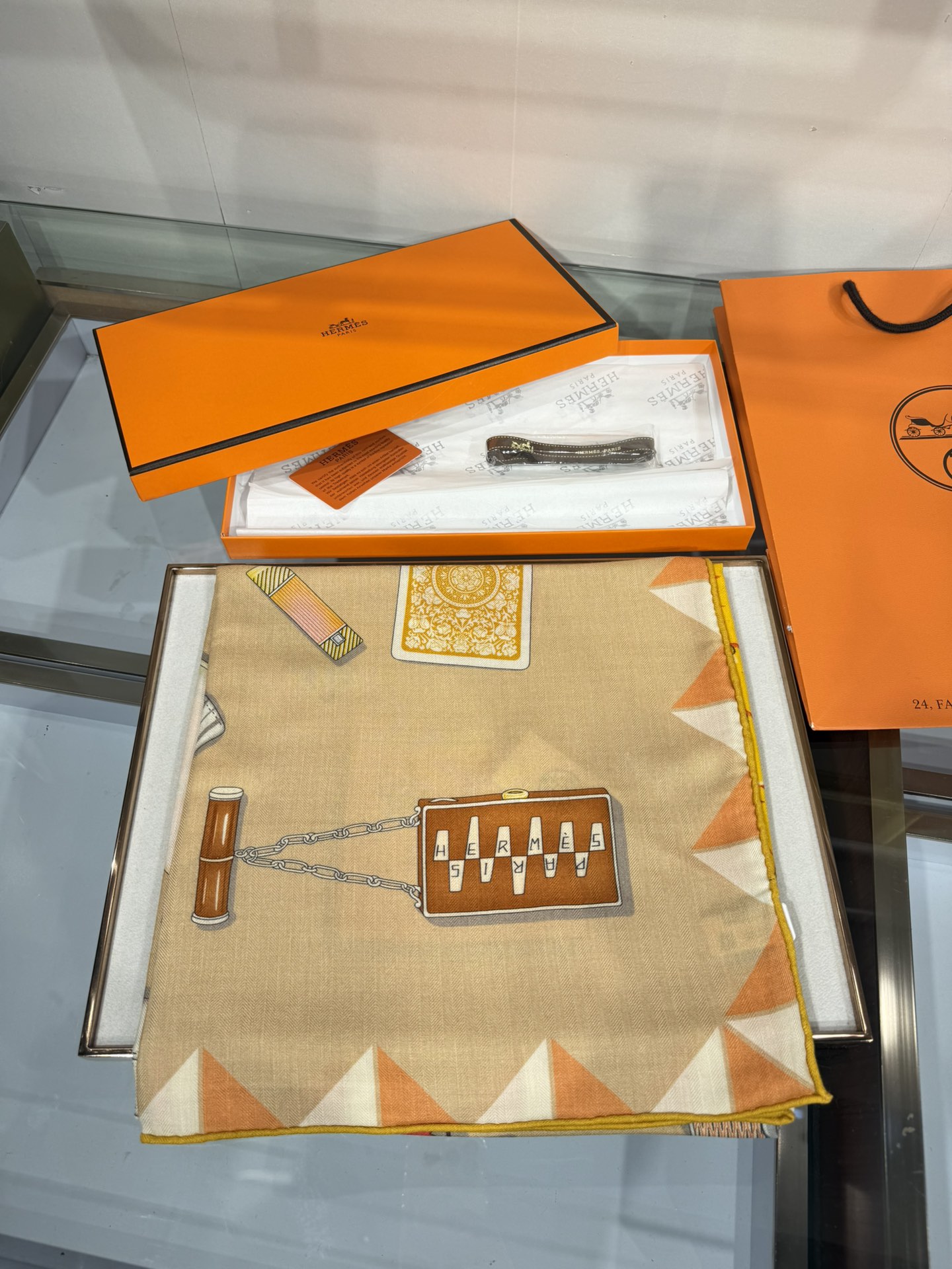 💟2025年秋冬上新💞【双面同色丝毛方巾】手工卷边山羊绒和真丝混纺披肩（70%山羊绒，30%桑蚕丝）这款