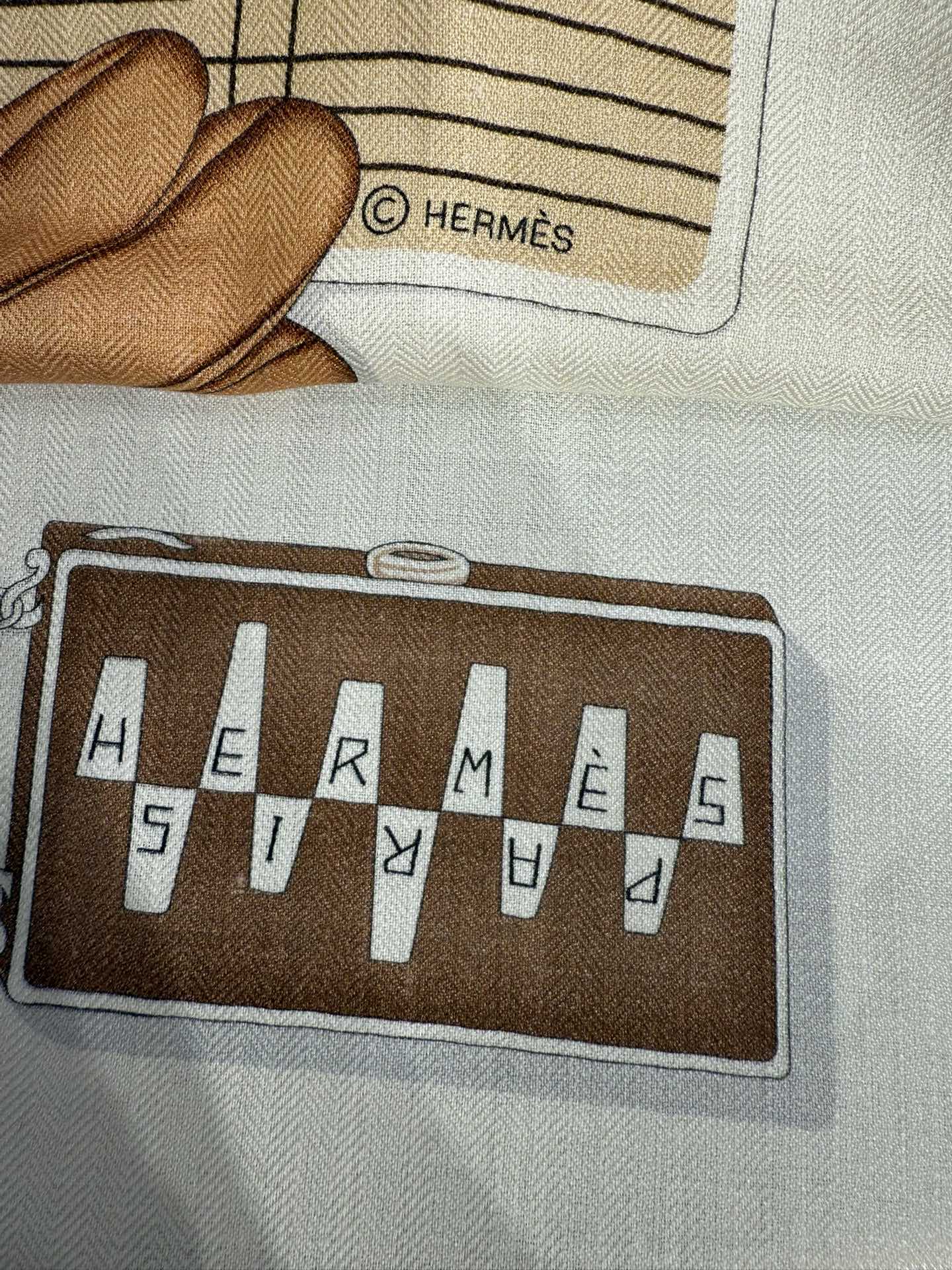 💟2025年秋冬上新💞【双面同色丝毛方巾】手工卷边山羊绒和真丝混纺披肩（70%山羊绒，30%桑蚕丝）这款