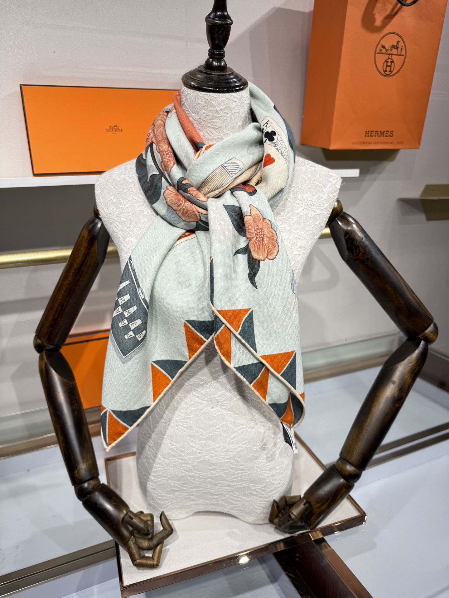 💟2025年秋冬上新💞【双面同色丝毛方巾】手工卷边山羊绒和真丝混纺披肩（70%山羊绒，30%桑蚕丝）这款