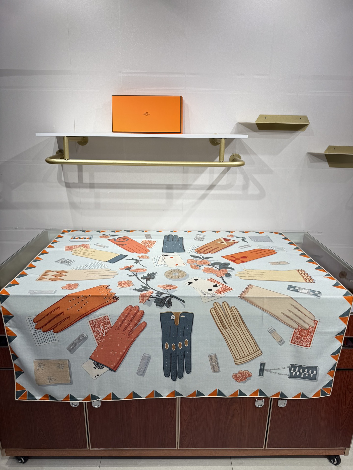 💟2025年秋冬上新💞【双面同色丝毛方巾】手工卷边山羊绒和真丝混纺披肩（70%山羊绒，30%桑蚕丝）这款