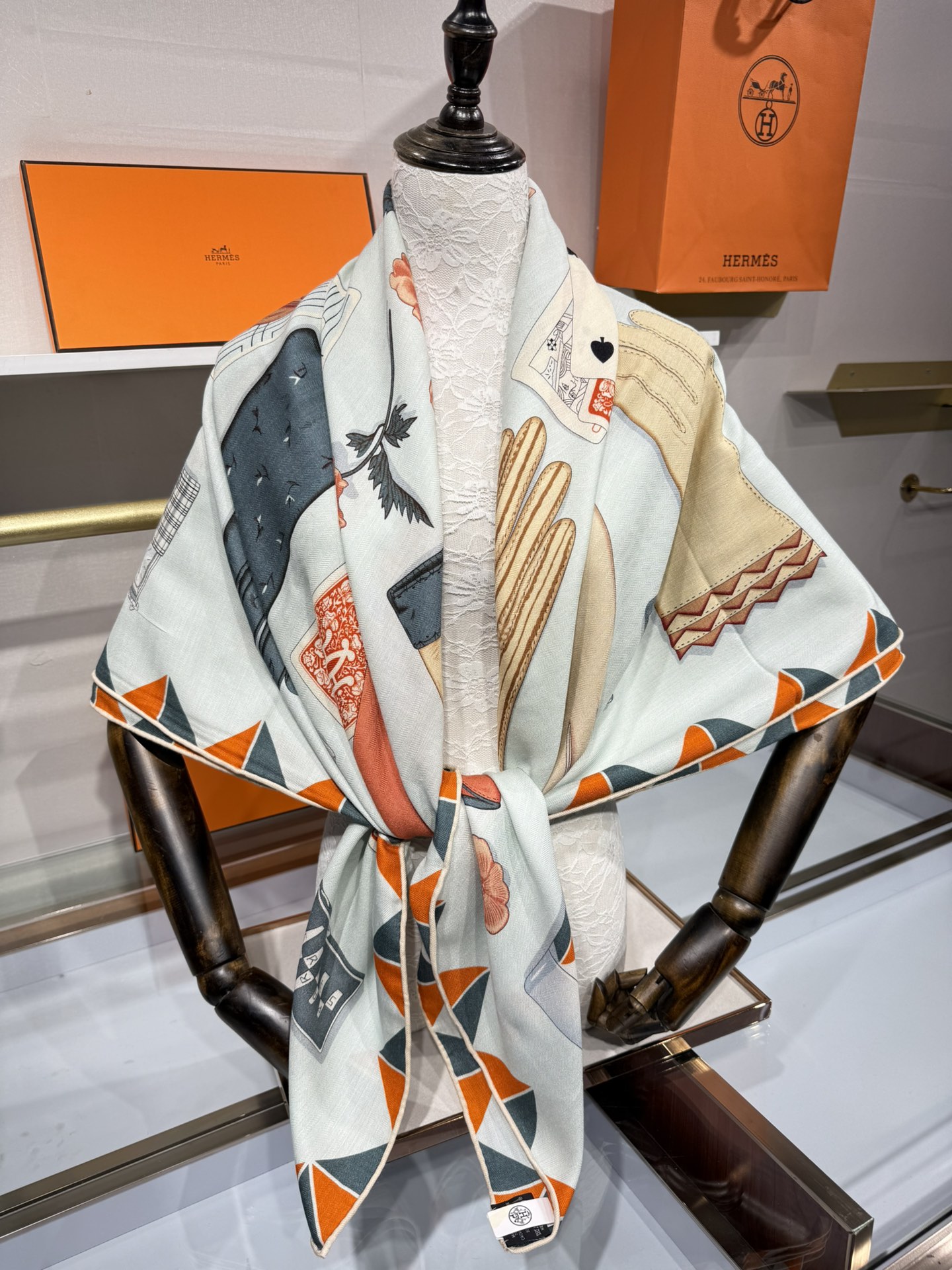 💟2025年秋冬上新💞【双面同色丝毛方巾】手工卷边山羊绒和真丝混纺披肩（70%山羊绒，30%桑蚕丝）这款