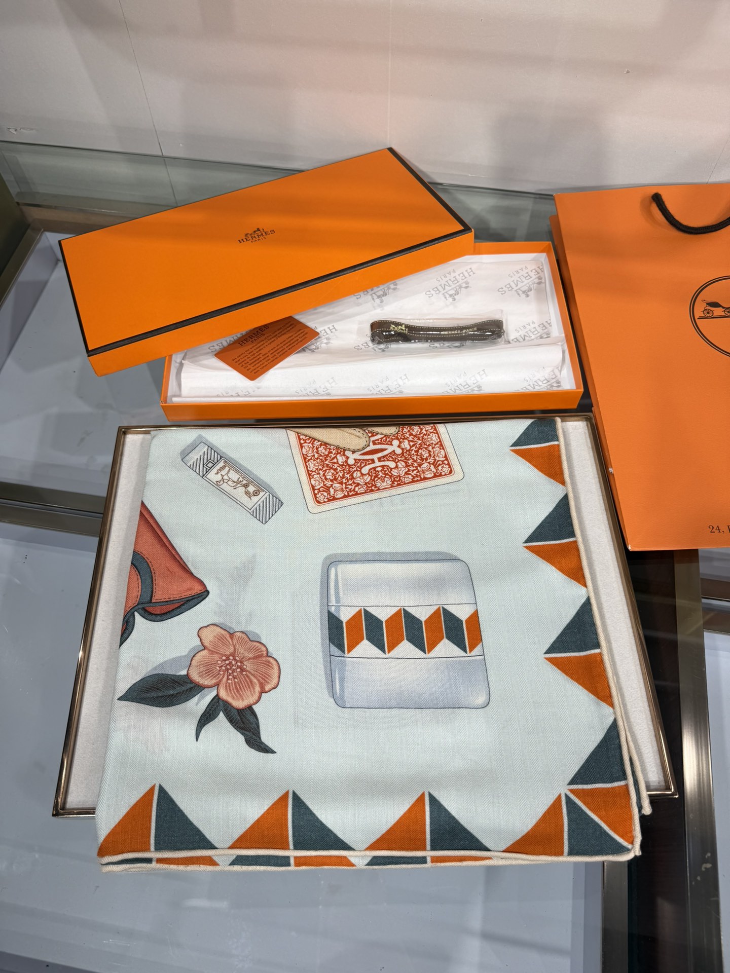 💟2025年秋冬上新💞【双面同色丝毛方巾】手工卷边山羊绒和真丝混纺披肩（70%山羊绒，30%桑蚕丝）这款