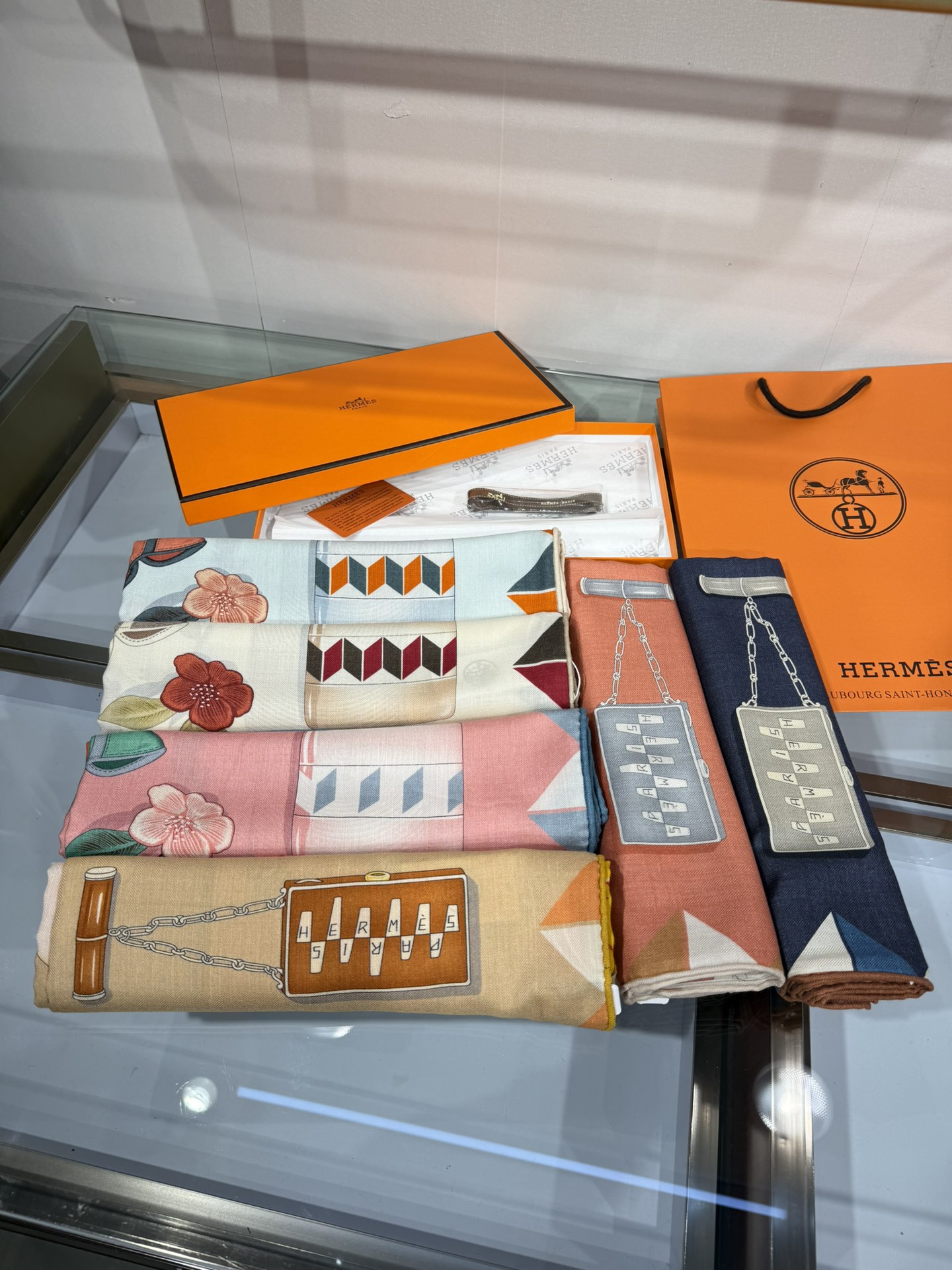 💟2025年秋冬上新💞【双面同色丝毛方巾】手工卷边山羊绒和真丝混纺披肩（70%山羊绒，30%桑蚕丝）这款