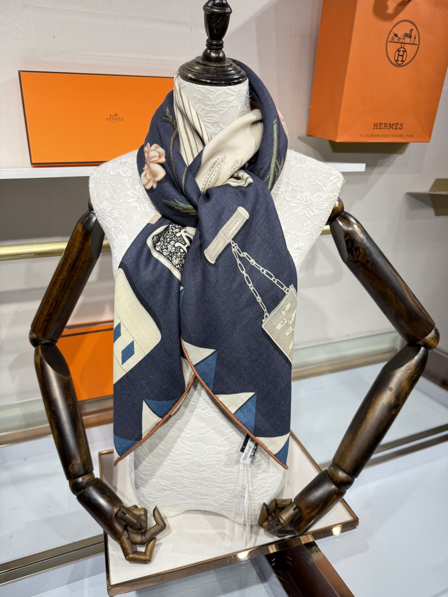 💟2025年秋冬上新💞【双面同色丝毛方巾】手工卷边山羊绒和真丝混纺披肩（70%山羊绒，30%桑蚕丝）这款