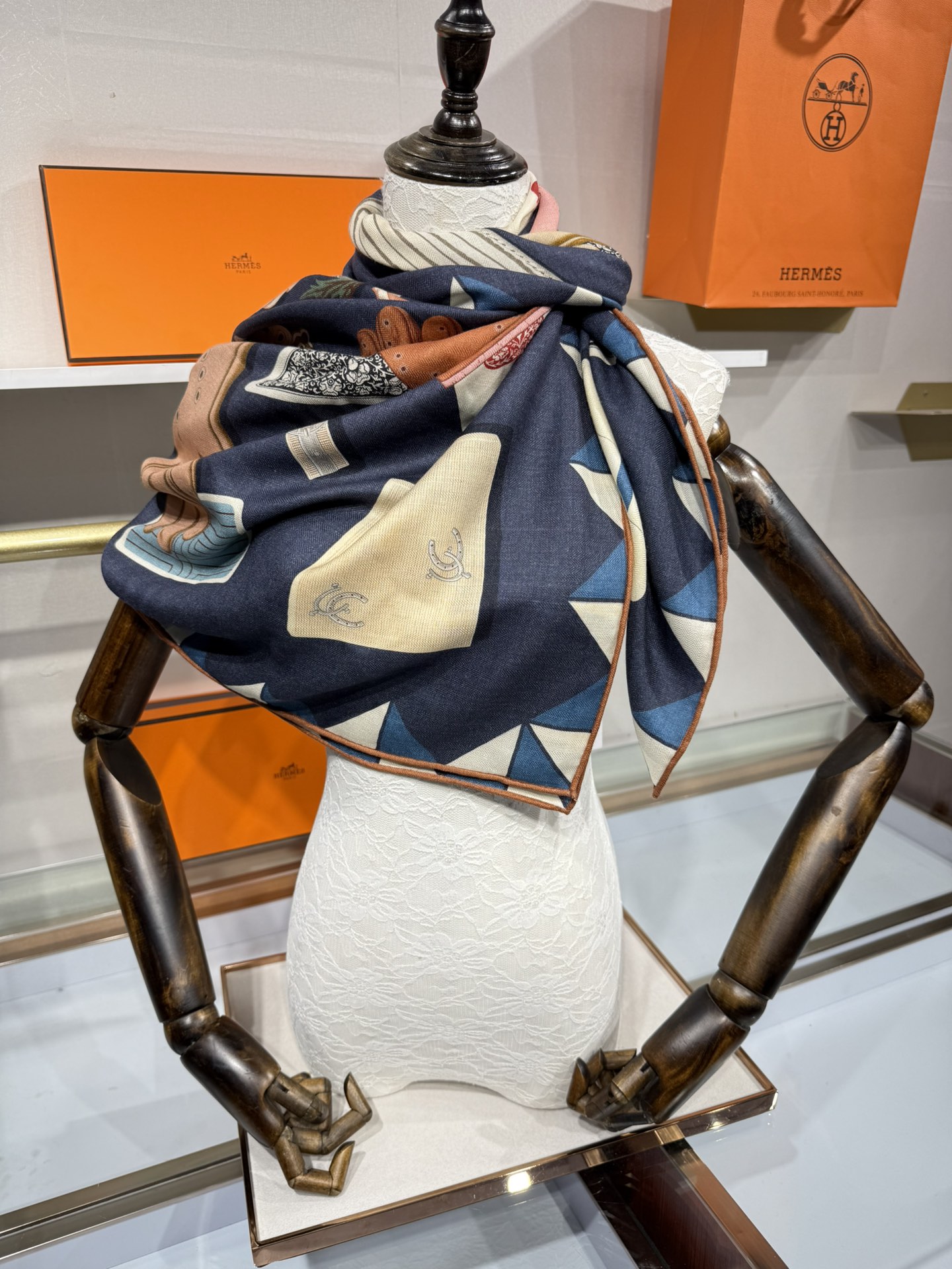 💟2025年秋冬上新💞【双面同色丝毛方巾】手工卷边山羊绒和真丝混纺披肩（70%山羊绒，30%桑蚕丝）这款