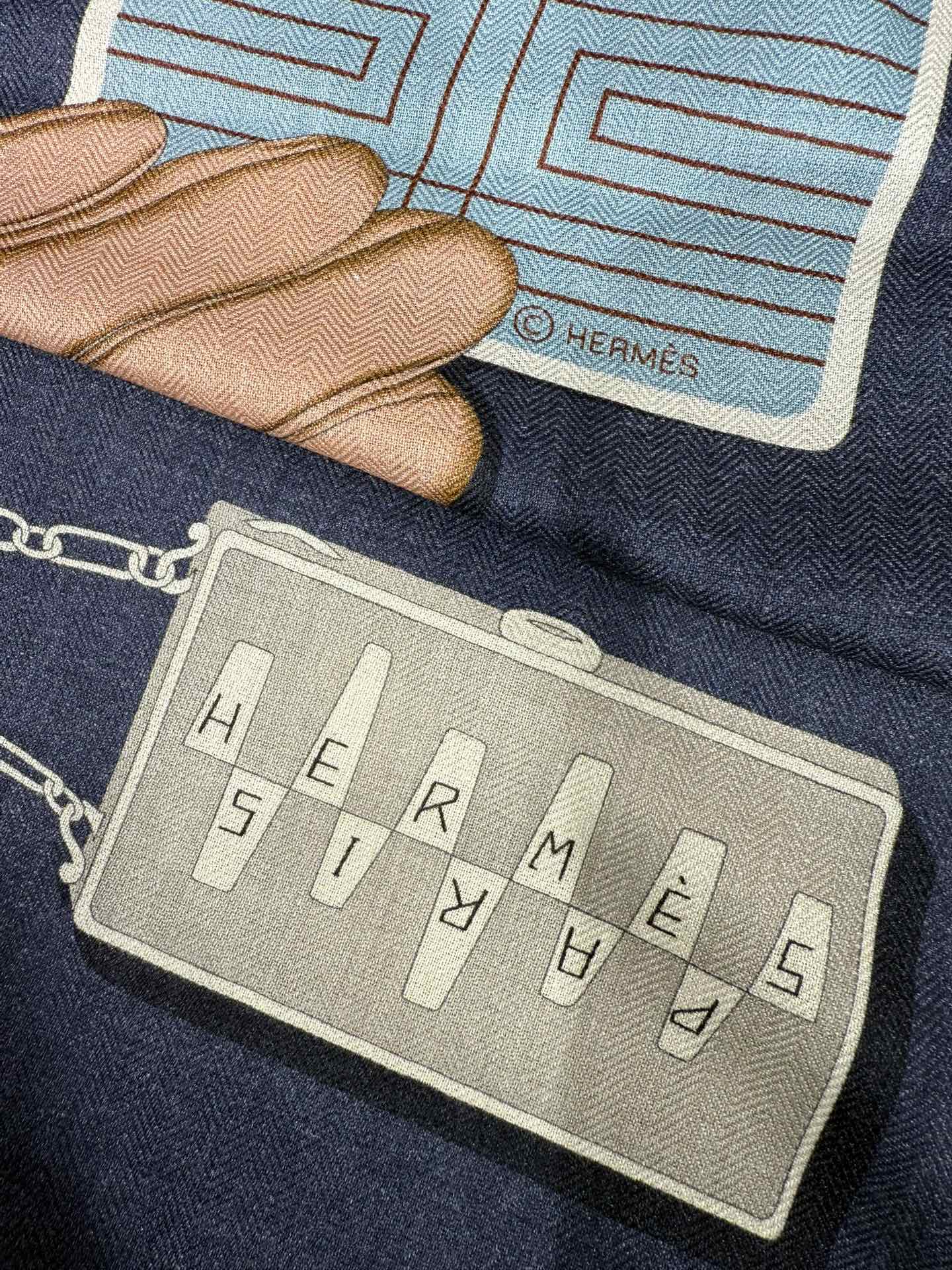 💟2025年秋冬上新💞【双面同色丝毛方巾】手工卷边山羊绒和真丝混纺披肩（70%山羊绒，30%桑蚕丝）这款