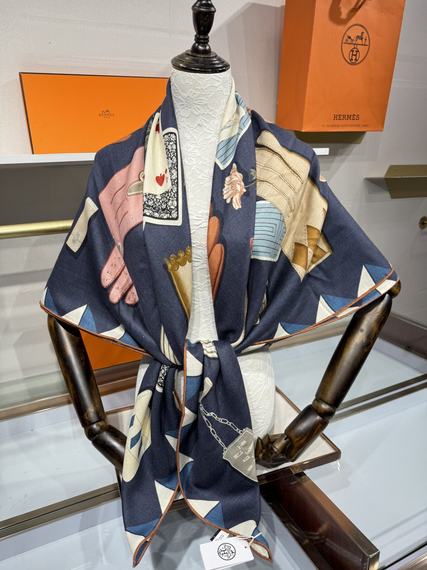 💟2025年秋冬上新💞【双面同色丝毛方巾】手工卷边山羊绒和真丝混纺披肩（70%山羊绒，30%桑蚕丝）这款