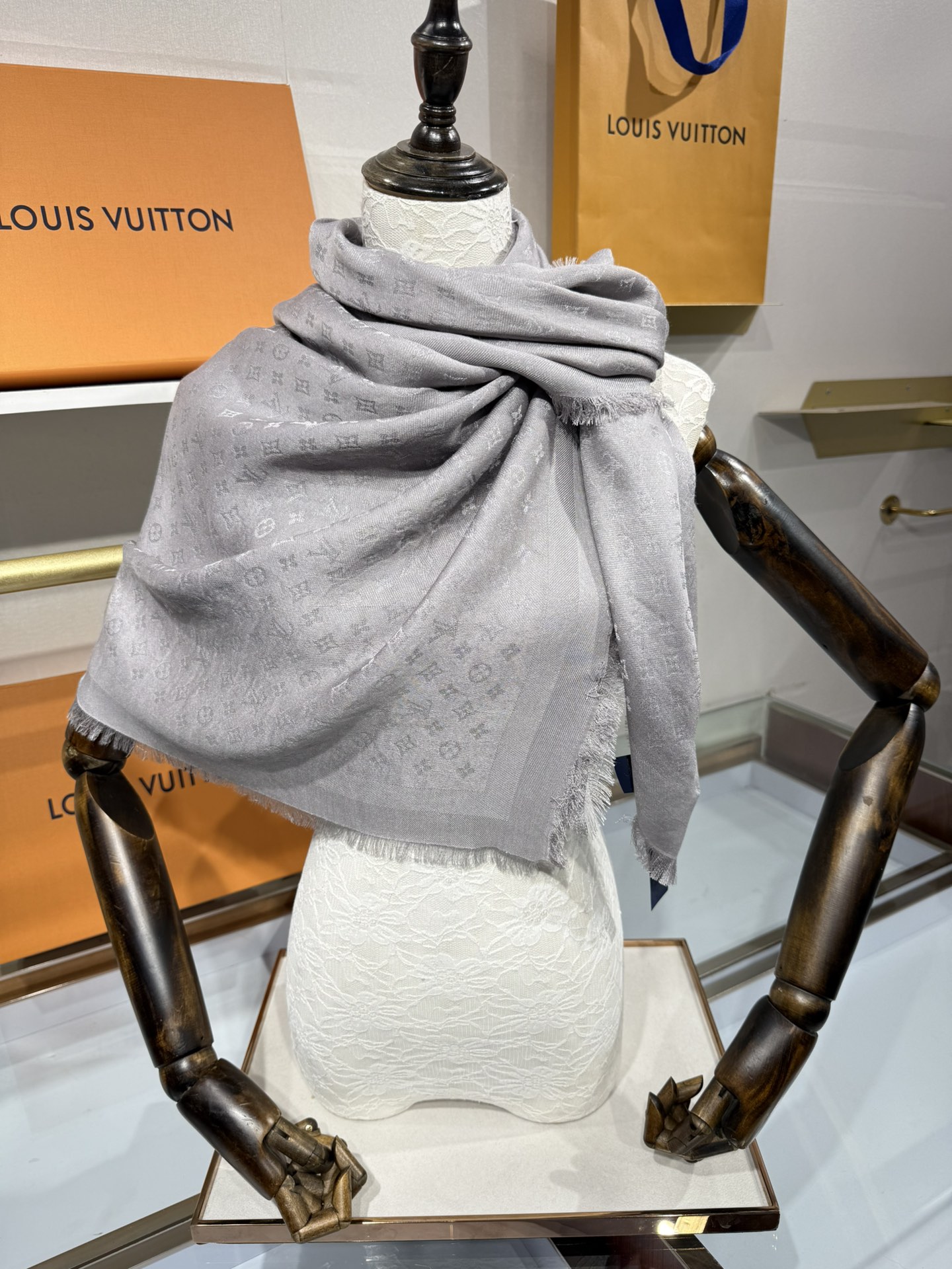 💟王牌口碑，必入❗️围巾界的头牌鼻祖，姐妹们怎么都得给自己整一条‼️十八个色✨LV经典老花金银线披肩系列~境外原单，真的