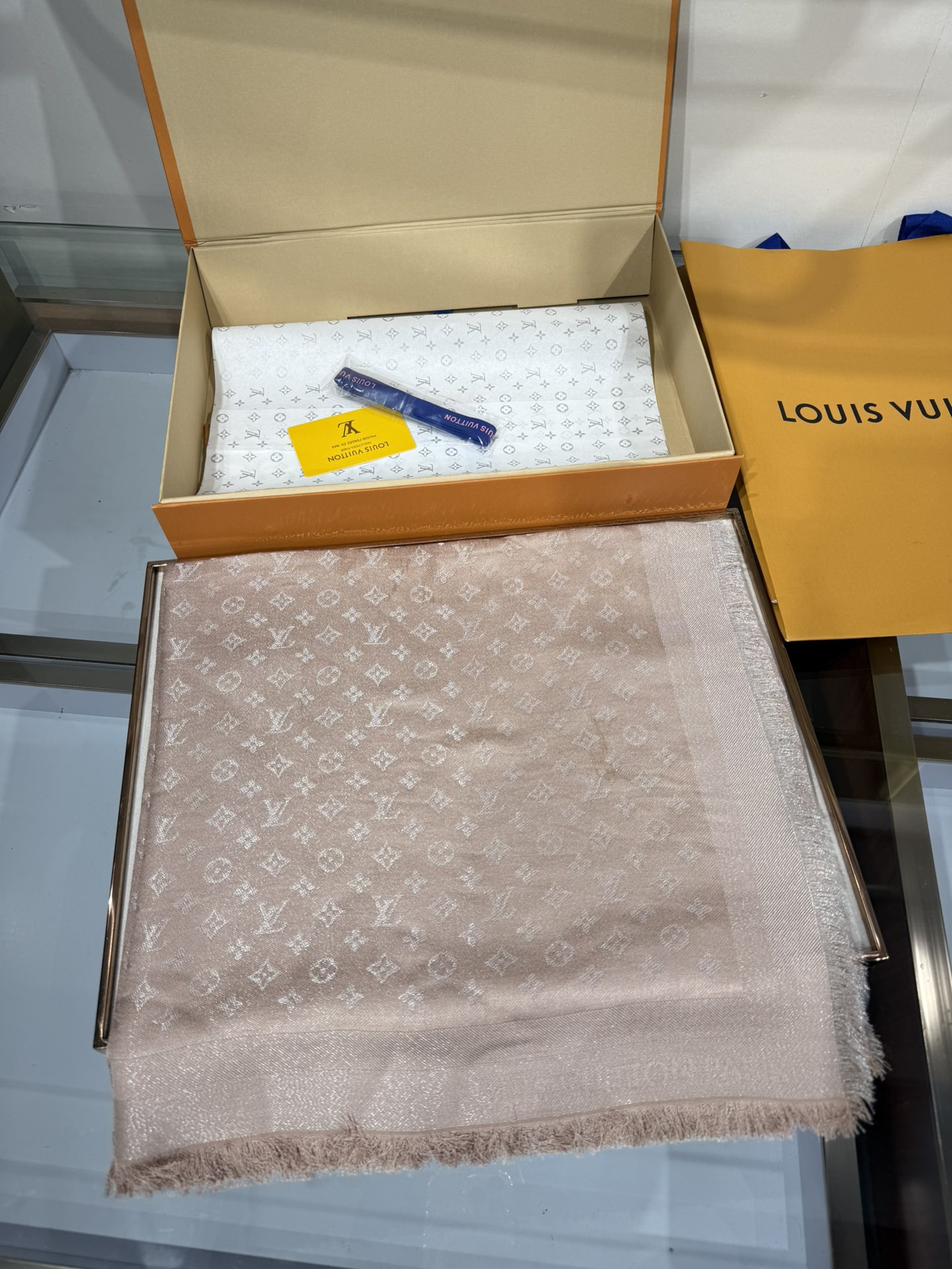 💟王牌口碑，必入❗️围巾界的头牌鼻祖，姐妹们怎么都得给自己整一条‼️十八个色✨LV经典老花金银线披肩系列~境外原单，真的