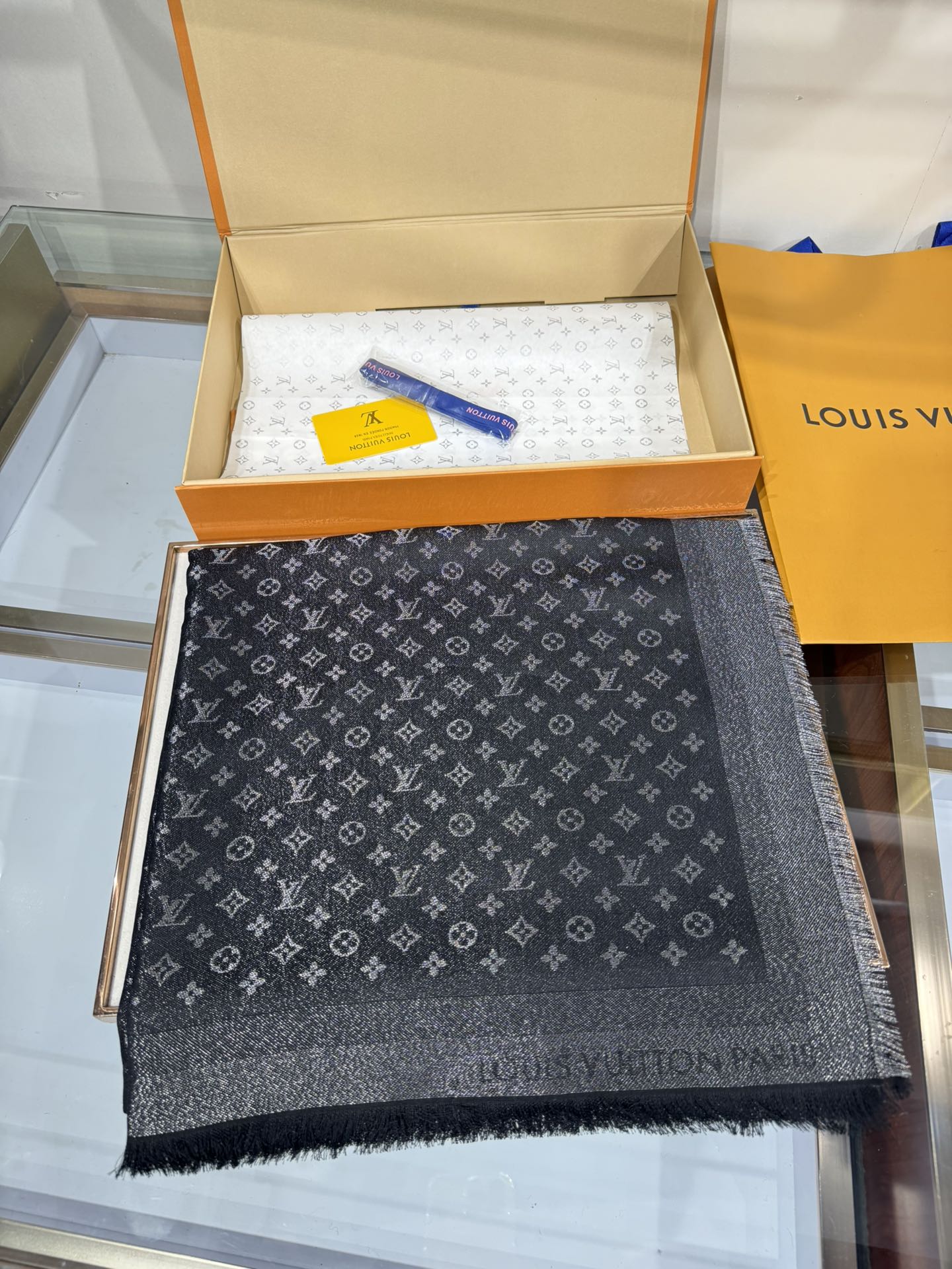 💟王牌口碑,必入❗️围巾界的头牌鼻祖,姐妹们怎么都得给自己整一条‼️十八个色✨LV经典老花金银线披肩系列~境外原单,真的 💟王牌口碑,必入❗️围巾界的头牌鼻祖,姐妹们怎么都得给自己整一条‼️十八个色✨LV经典老花金银线披肩系列~境外原单,真的