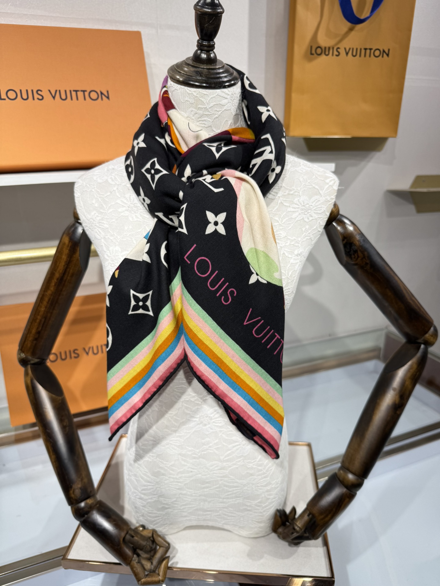 💟2025上新L驴家专柜最新款‼️。爆款哦 😘💍实物真心美 🎀披肩配以印花💓💃🏻无论设计喷绘都是非常到位