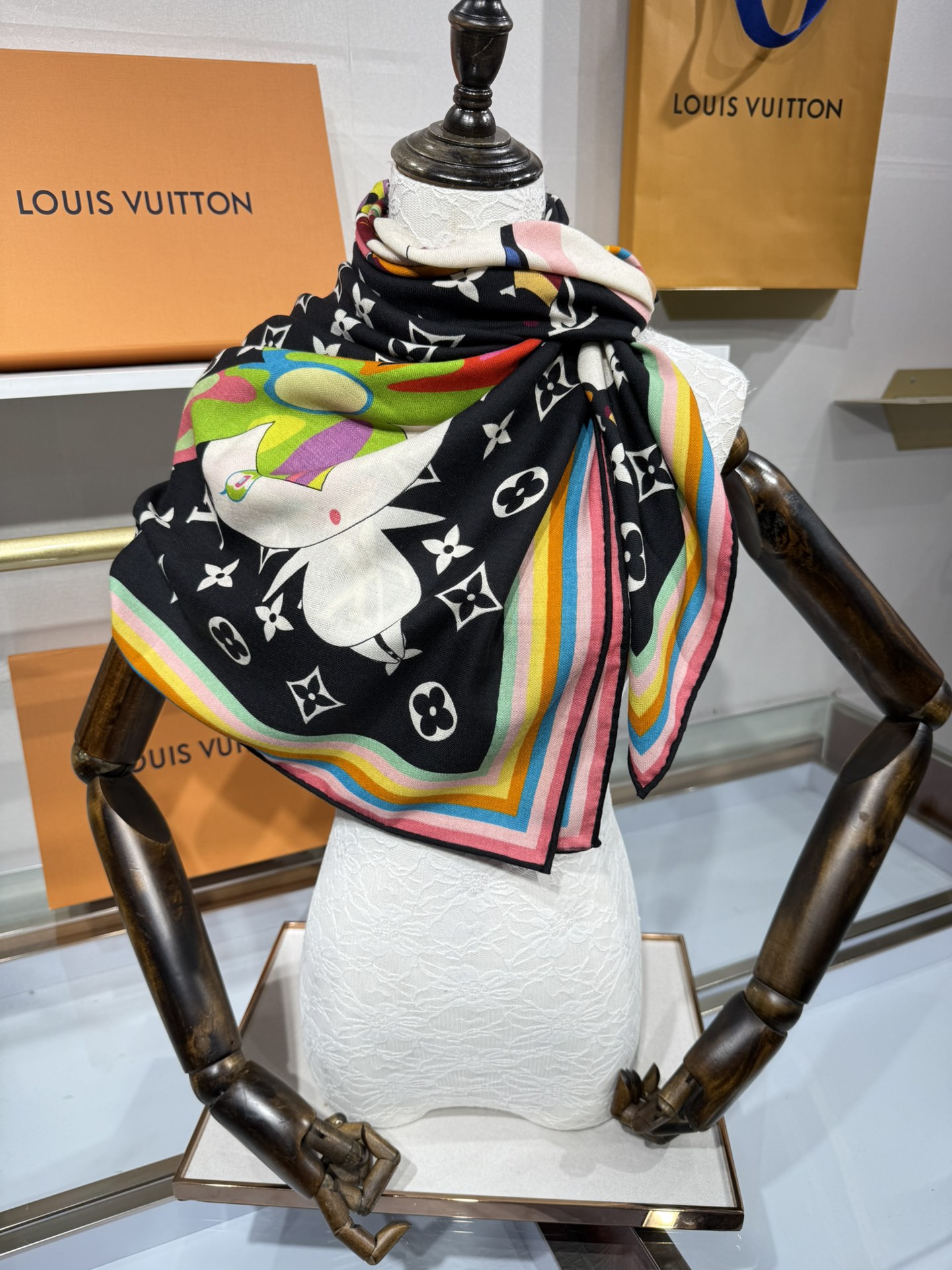 💟2025上新L驴家专柜最新款‼️。爆款哦 😘💍实物真心美 🎀披肩配以印花💓💃🏻无论设计喷绘都是非常到位