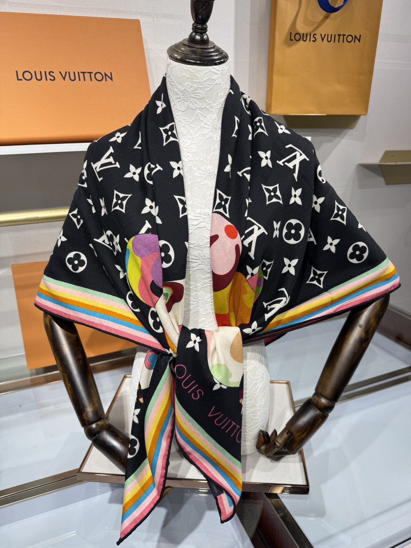 💟2025上新L驴家专柜最新款‼️。爆款哦 😘💍实物真心美 🎀披肩配以印花💓💃🏻无论设计喷绘都是非常到位