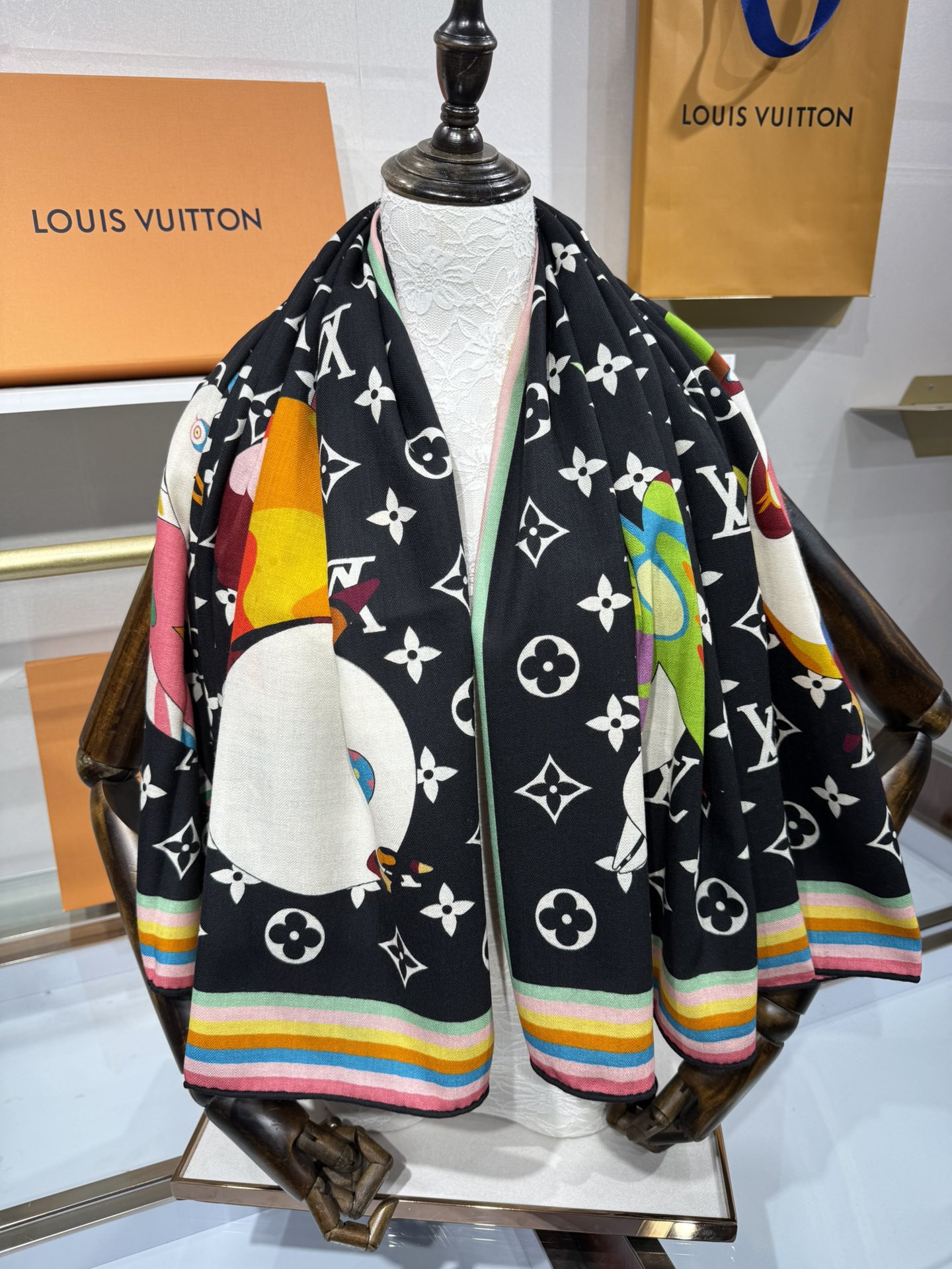 💟2025上新L驴家专柜最新款‼️。爆款哦 😘💍实物真心美 🎀披肩配以印花💓💃🏻无论设计喷绘都是非常到位