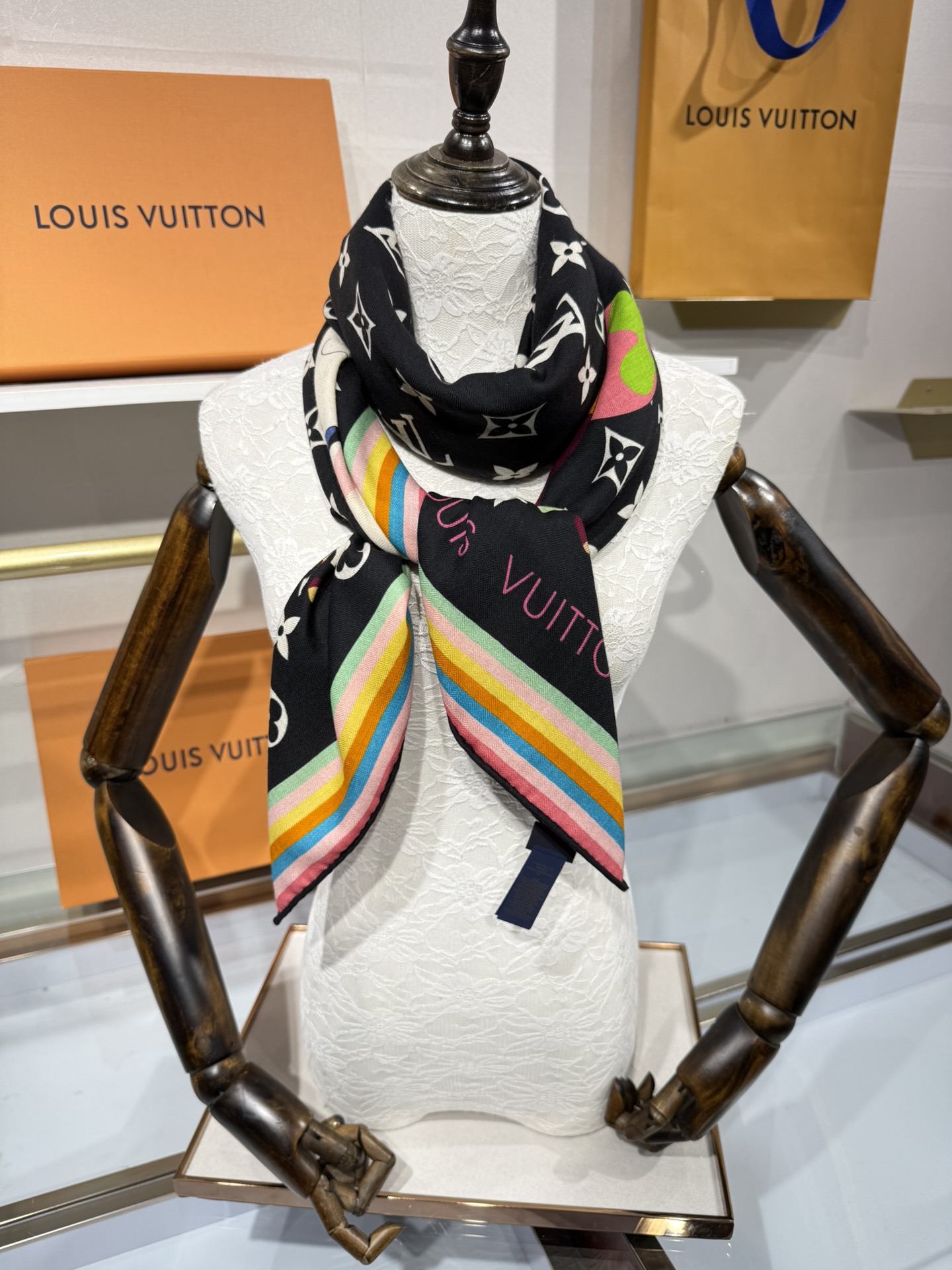 💟2025上新L驴家专柜最新款‼️。爆款哦 😘💍实物真心美 🎀披肩配以印花💓💃🏻无论设计喷绘都是非常到位