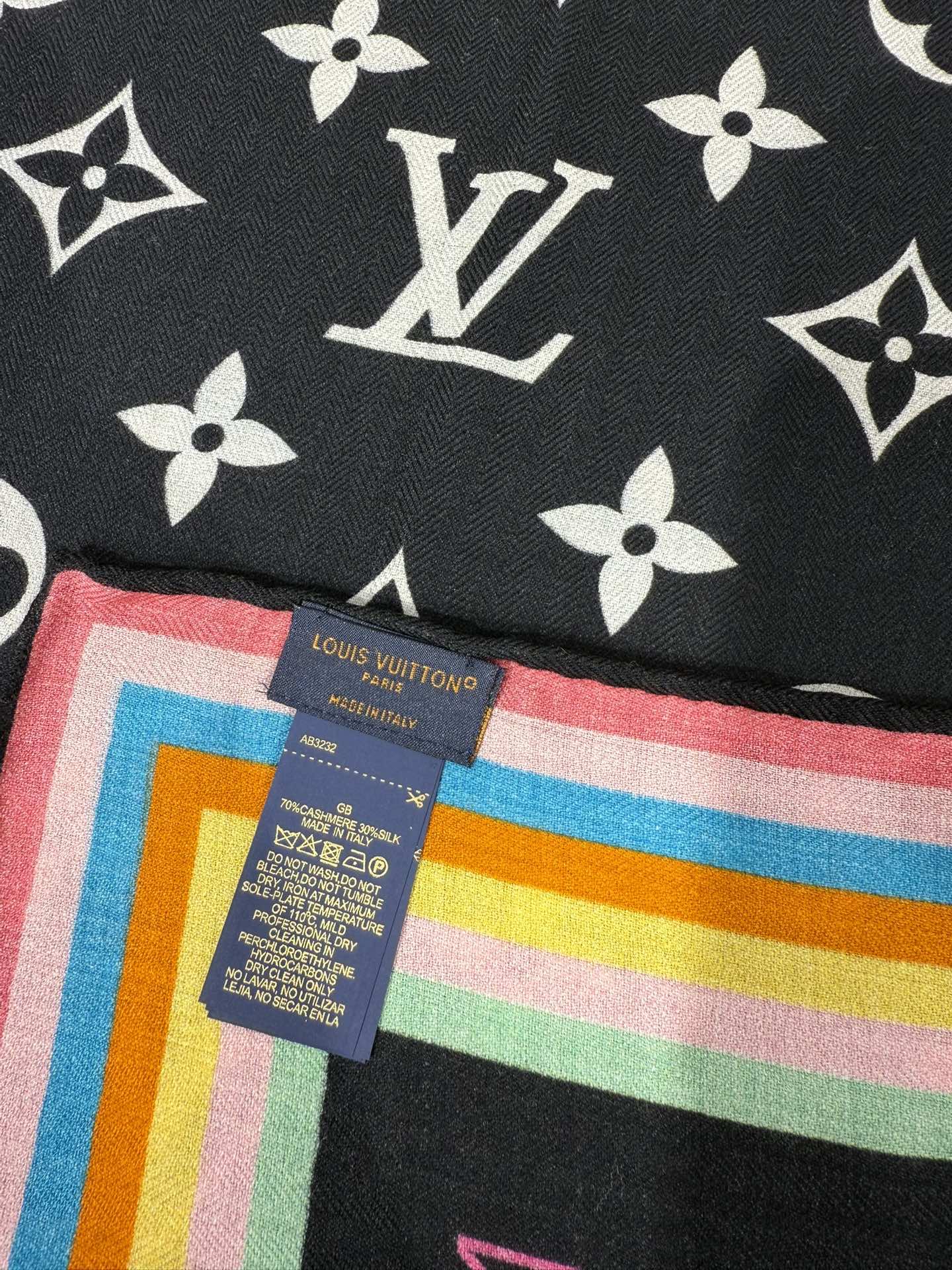 💟2025上新L驴家专柜最新款‼️。爆款哦 😘💍实物真心美 🎀披肩配以印花💓💃🏻无论设计喷绘都是非常到位