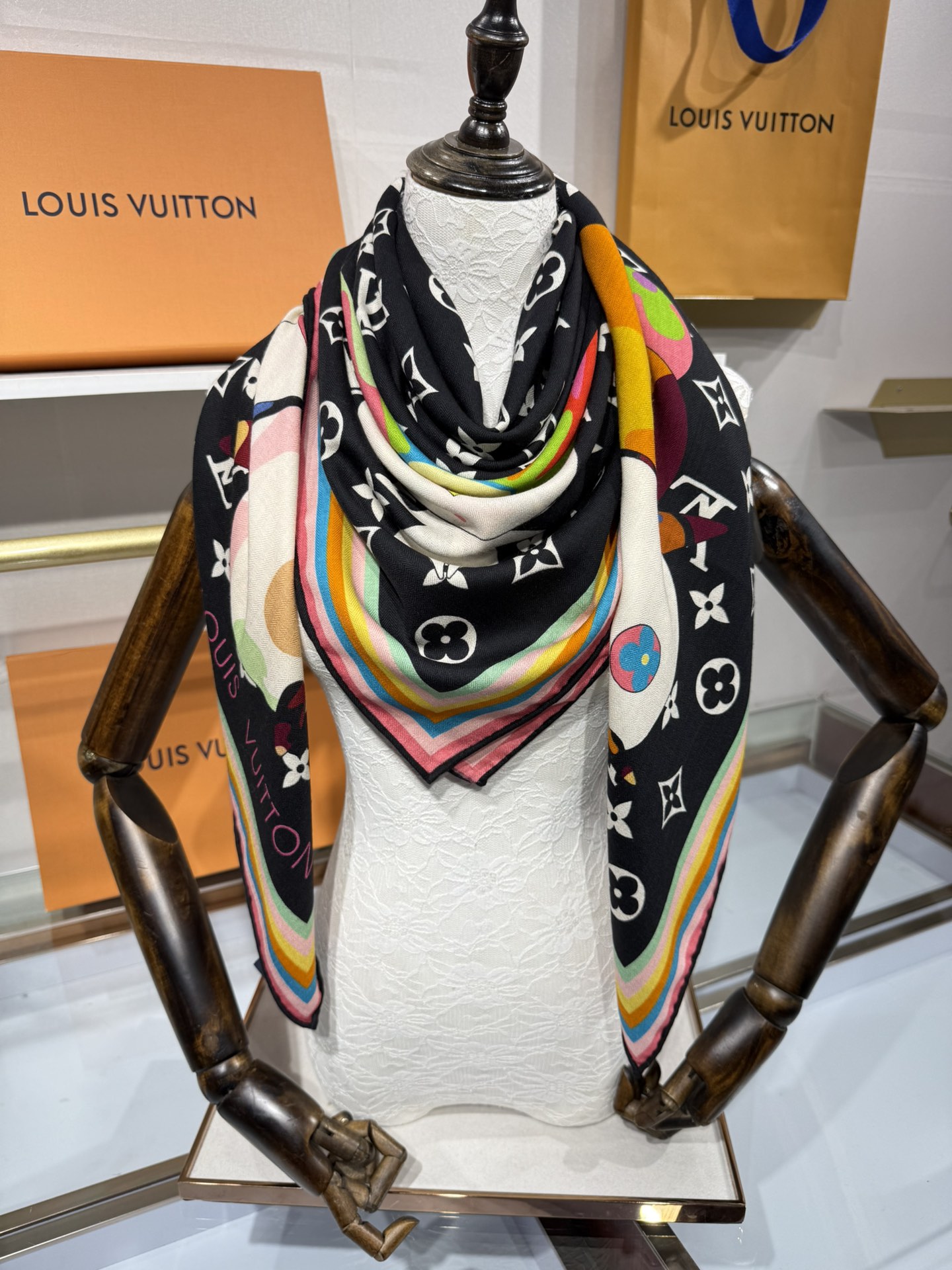 💟2025上新L驴家专柜最新款‼️。爆款哦 😘💍实物真心美 🎀披肩配以印花💓💃🏻无论设计喷绘都是非常到位