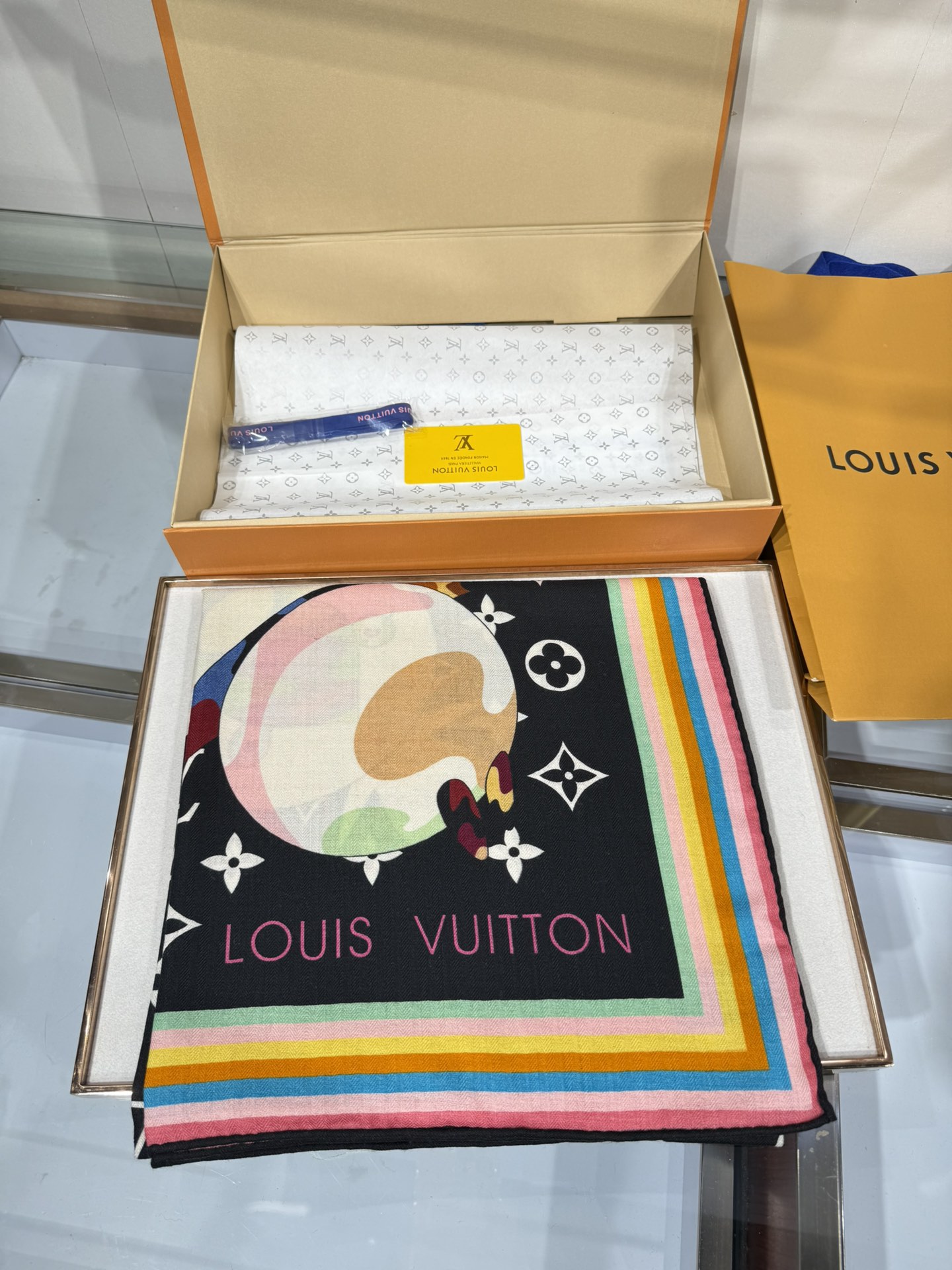 💟2025上新L驴家专柜最新款‼️。爆款哦 😘💍实物真心美 🎀披肩配以印花💓💃🏻无论设计喷绘都是非常到位