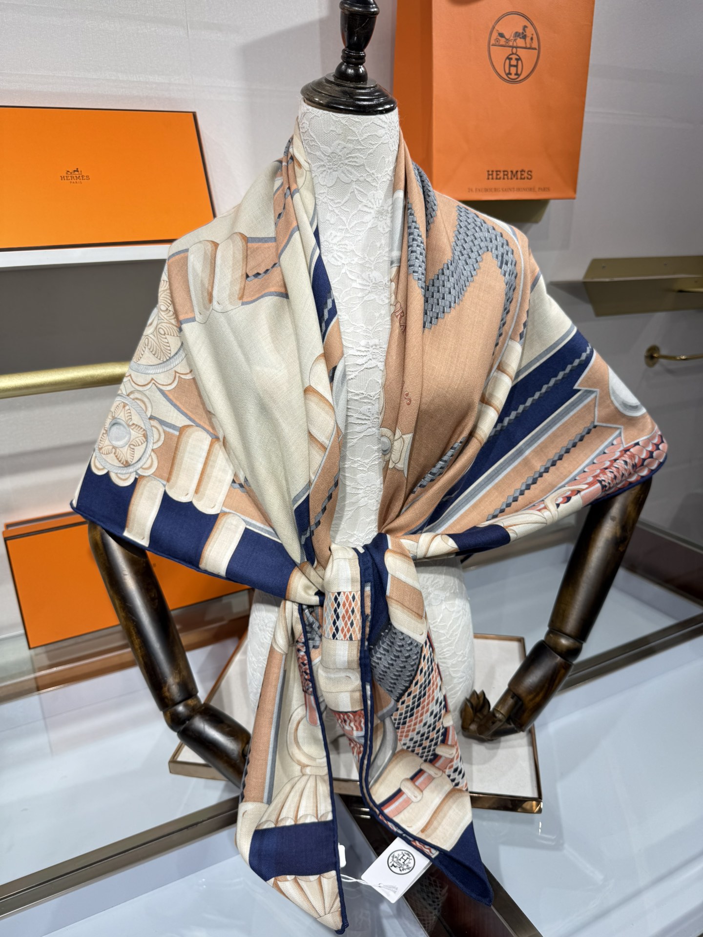 💟2025年秋冬抢先 爱马仕银花集 上新💞【双面同色丝毛方巾】手工卷边山羊绒和真丝混纺披肩(70%山羊绒