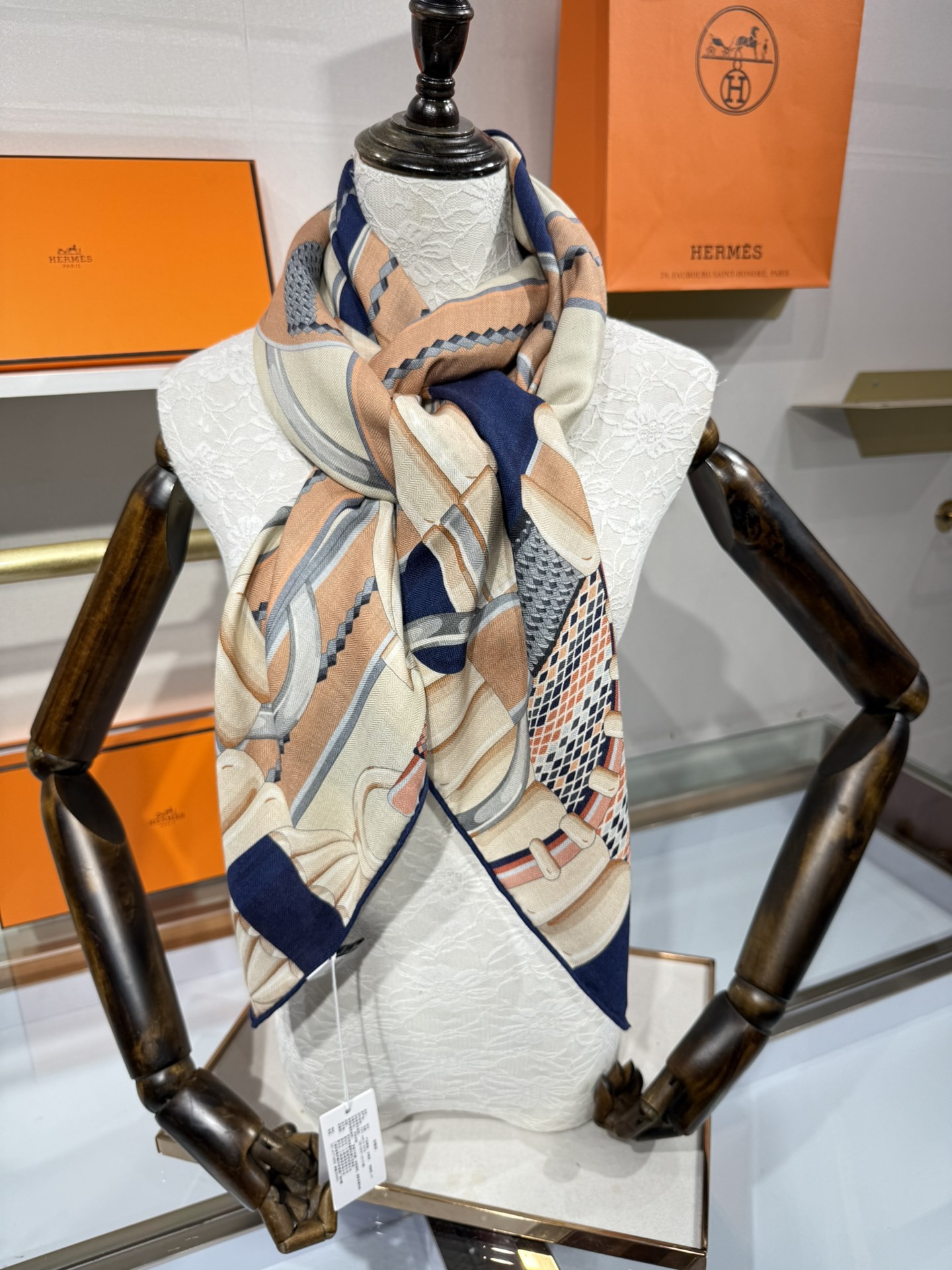 💟2025年秋冬抢先 爱马仕银花集 上新💞【双面同色丝毛方巾】手工卷边山羊绒和真丝混纺披肩(70%山羊绒