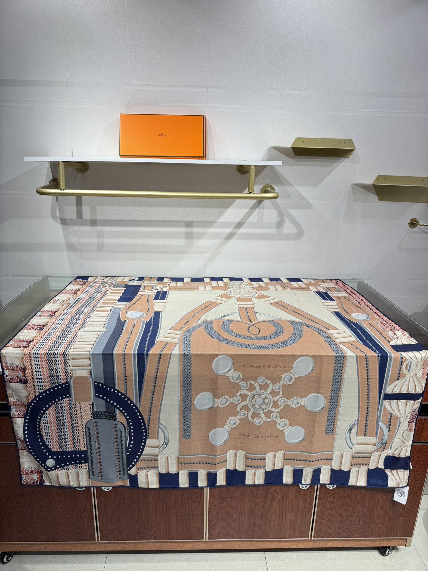 💟2025年秋冬抢先 爱马仕银花集 上新💞【双面同色丝毛方巾】手工卷边山羊绒和真丝混纺披肩(70%山羊绒