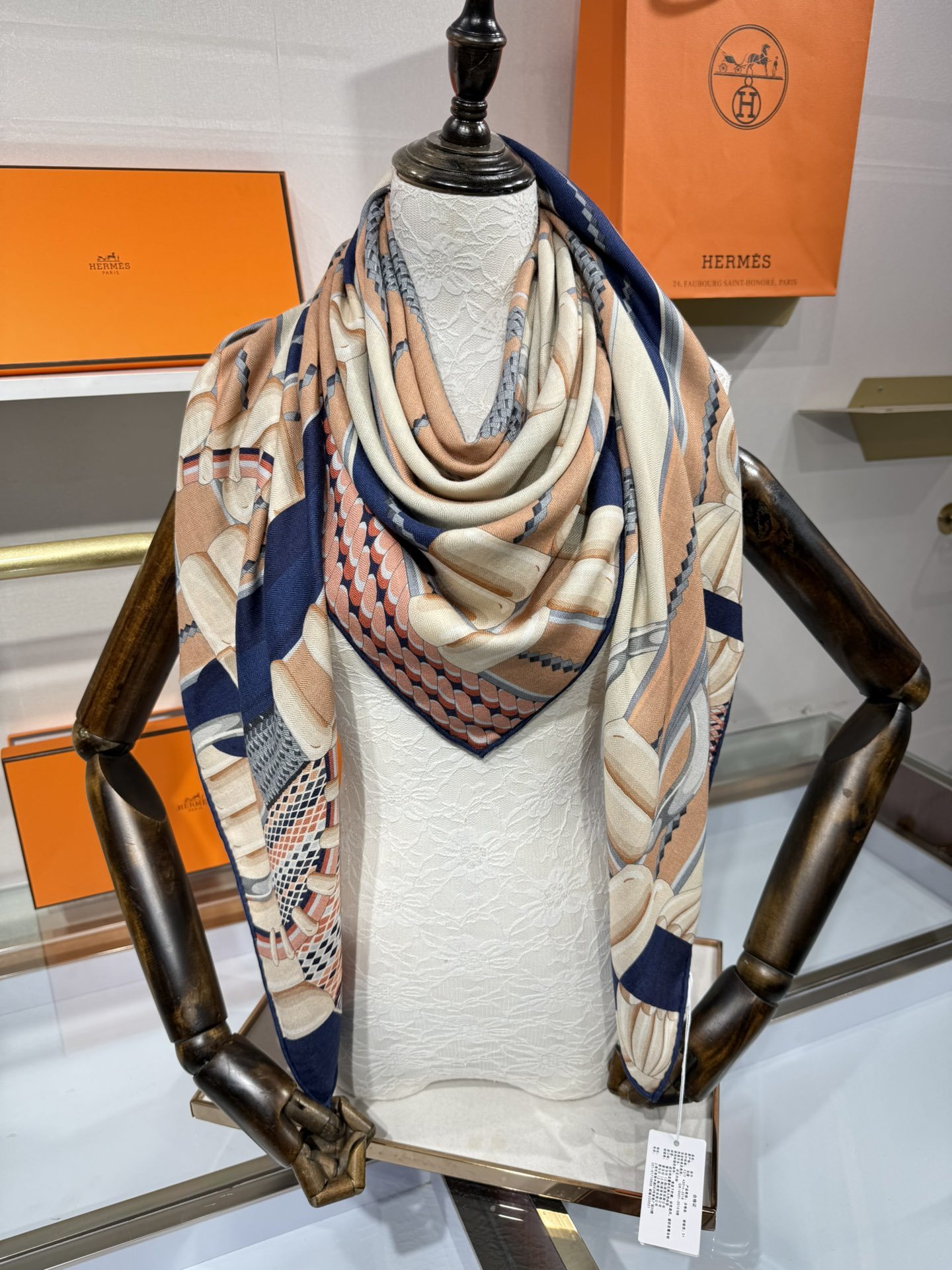 💟2025年秋冬抢先 爱马仕银花集 上新💞【双面同色丝毛方巾】手工卷边山羊绒和真丝混纺披肩(70%山羊绒