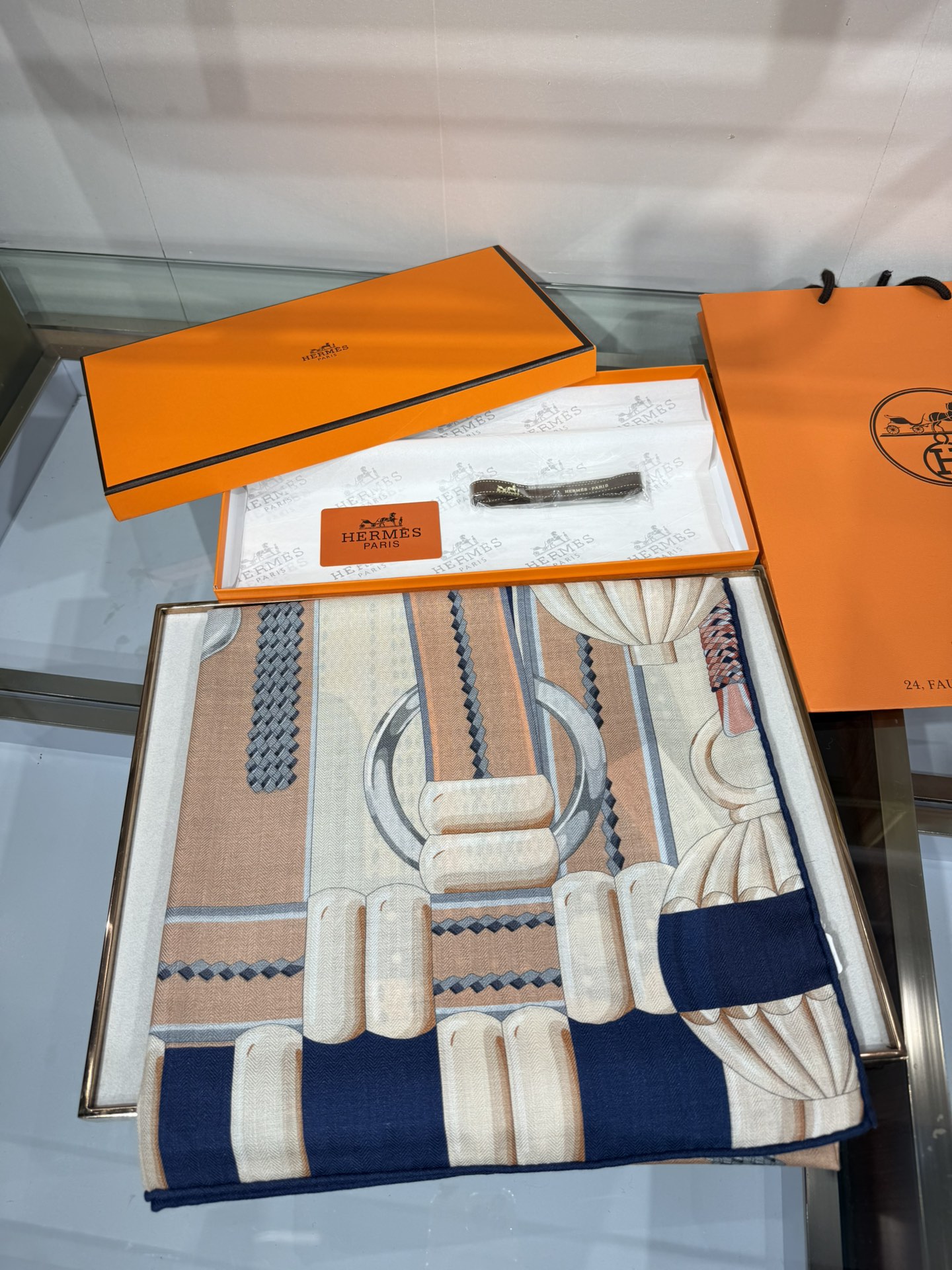 💟2025年秋冬抢先 爱马仕银花集 上新💞【双面同色丝毛方巾】手工卷边山羊绒和真丝混纺披肩（70%山羊绒