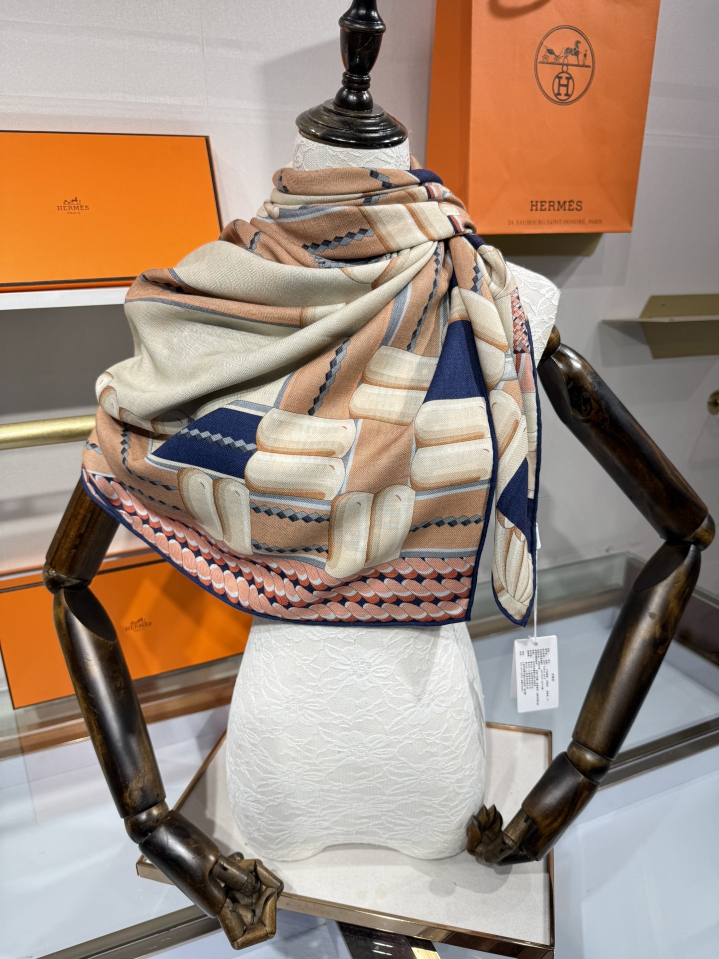 💟2025年秋冬抢先 爱马仕银花集 上新💞【双面同色丝毛方巾】手工卷边山羊绒和真丝混纺披肩(70%山羊绒