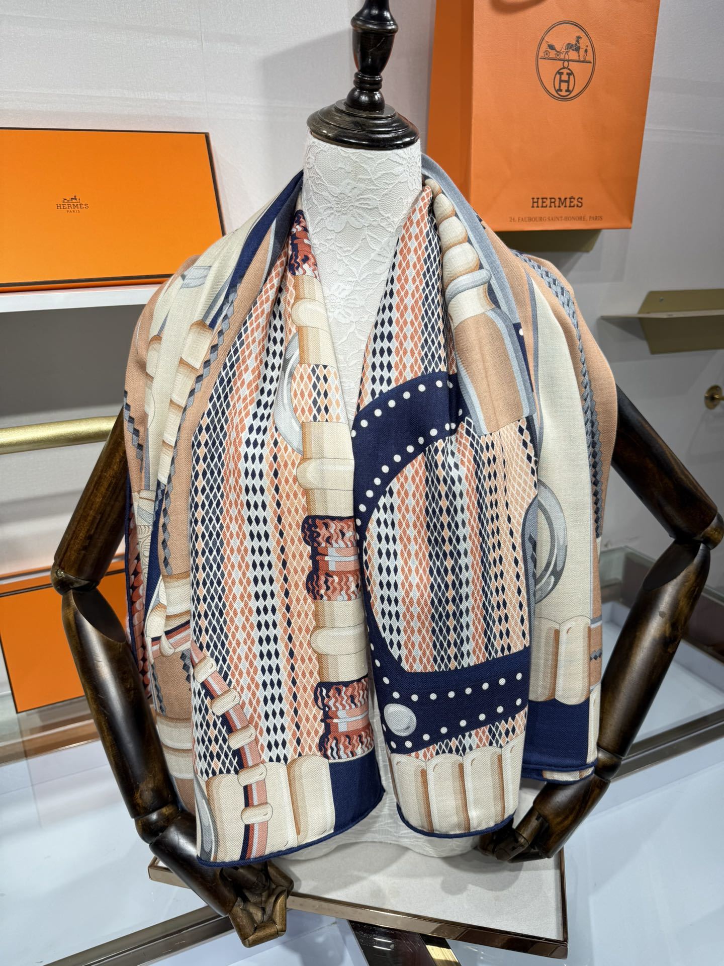 💟2025年秋冬抢先 爱马仕银花集 上新💞【双面同色丝毛方巾】手工卷边山羊绒和真丝混纺披肩(70%山羊绒