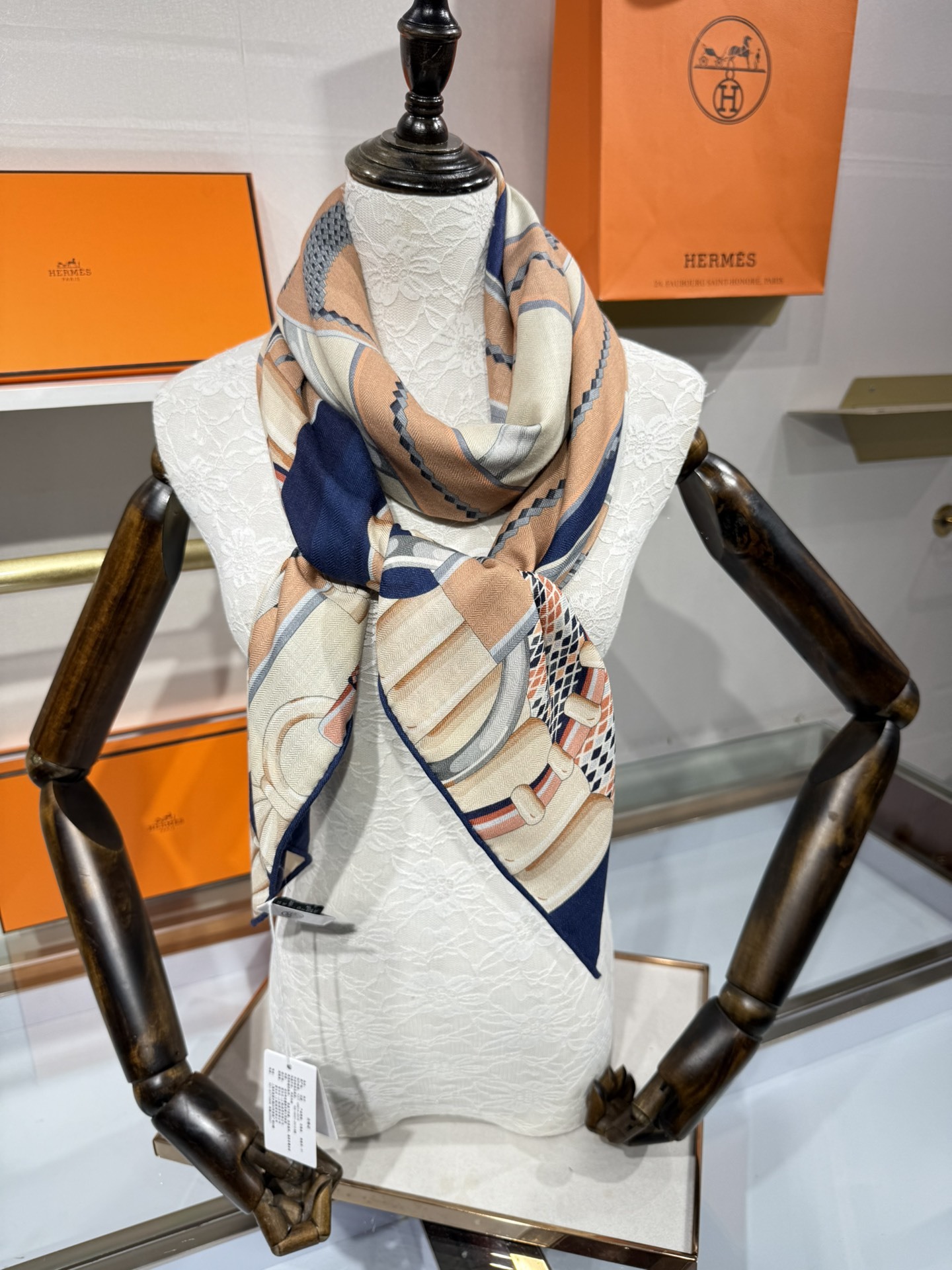 💟2025年秋冬抢先 爱马仕银花集 上新💞【双面同色丝毛方巾】手工卷边山羊绒和真丝混纺披肩(70%山羊绒