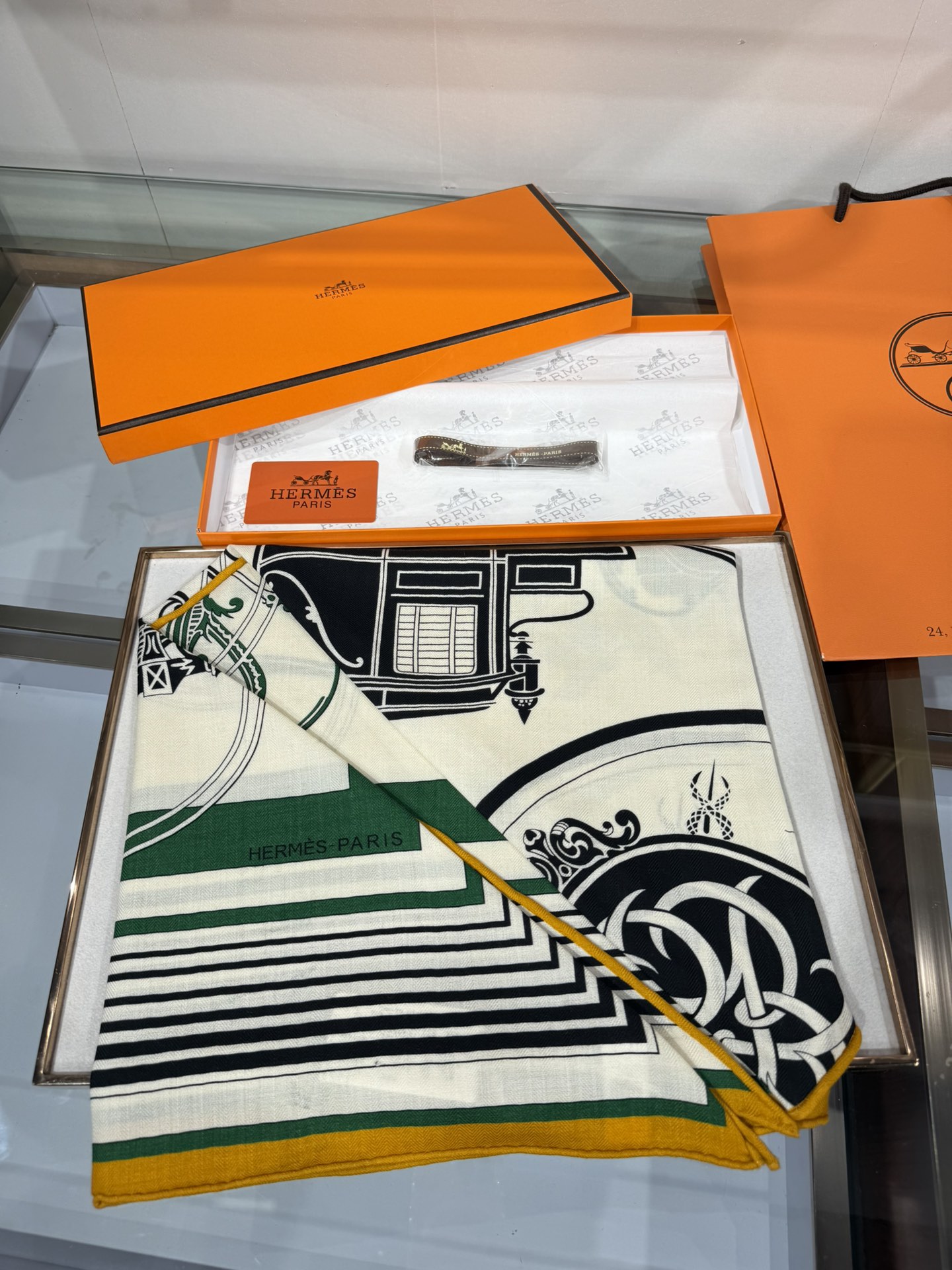 💟HERMES/New三角形尺寸，非常好搭配衣服，手工卷边,70%羊绒+30%真丝材质混纺面料柔软细腻，