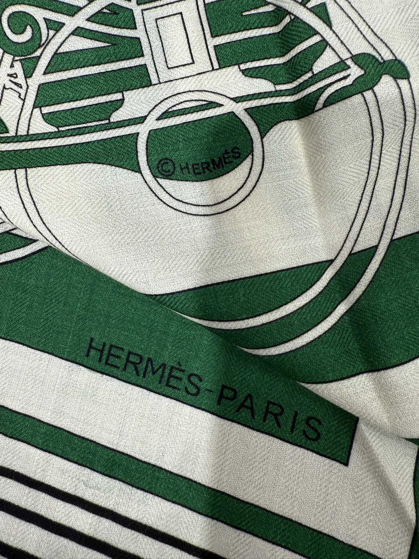 💟HERMES/New三角形尺寸，非常好搭配衣服，手工卷边,70%羊绒+30%真丝材质混纺面料柔软细腻，