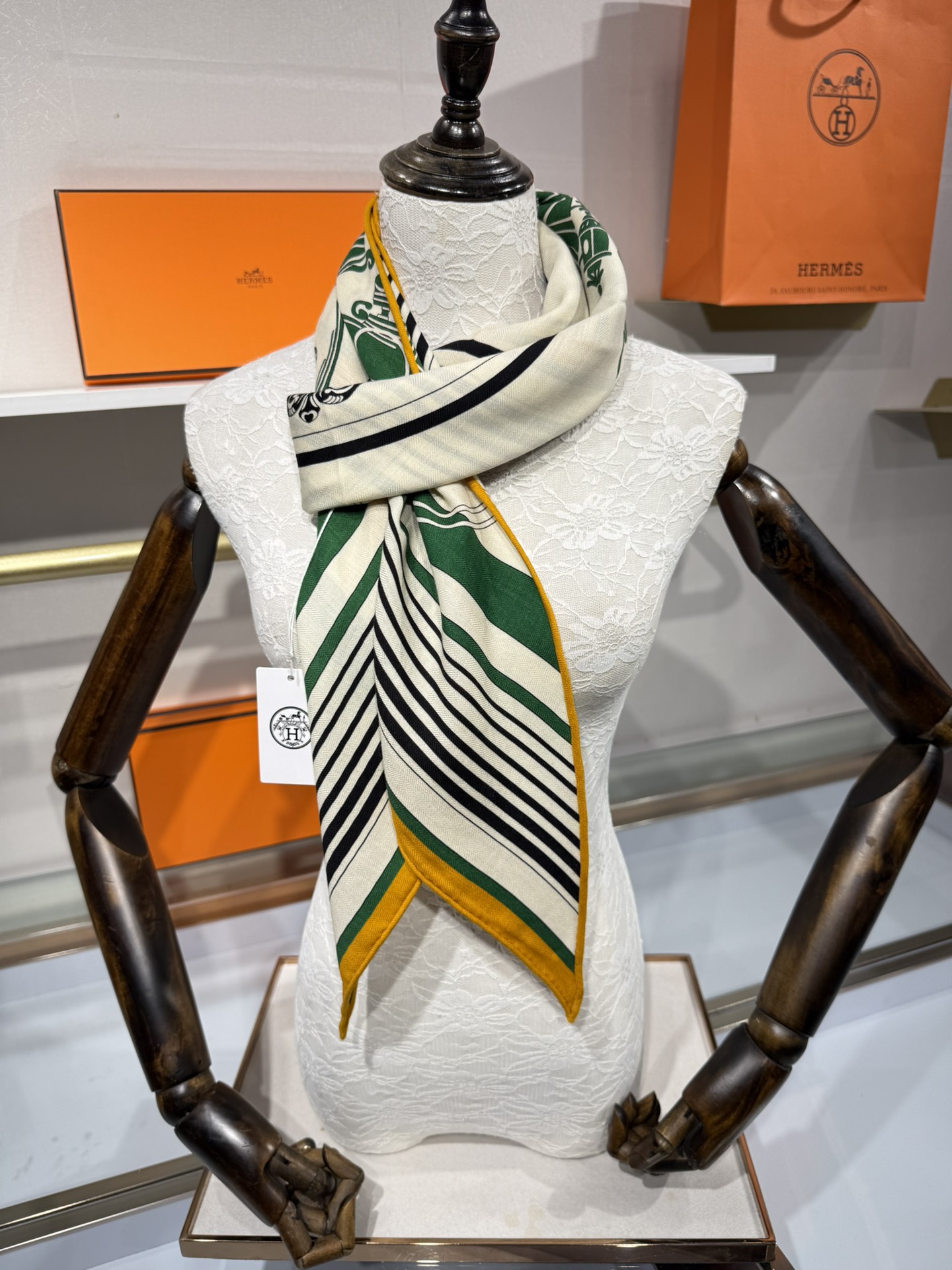 💟HERMES/New三角形尺寸，非常好搭配衣服，手工卷边,70%羊绒+30%真丝材质混纺面料柔软细腻，