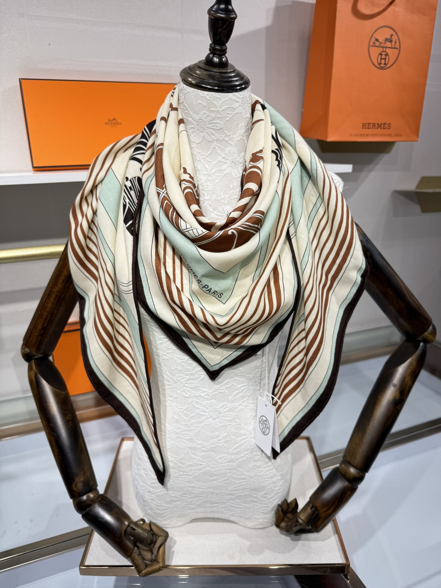 💟HERMES/New三角形尺寸，非常好搭配衣服，手工卷边,70%羊绒+30%真丝材质混纺面料柔软细腻，