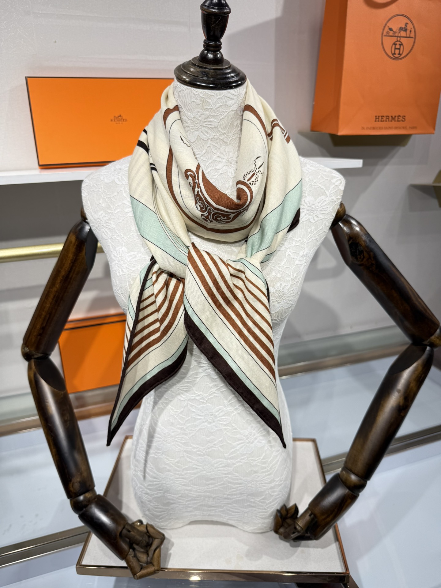 💟HERMES/New三角形尺寸，非常好搭配衣服，手工卷边,70%羊绒+30%真丝材质混纺面料柔软细腻，