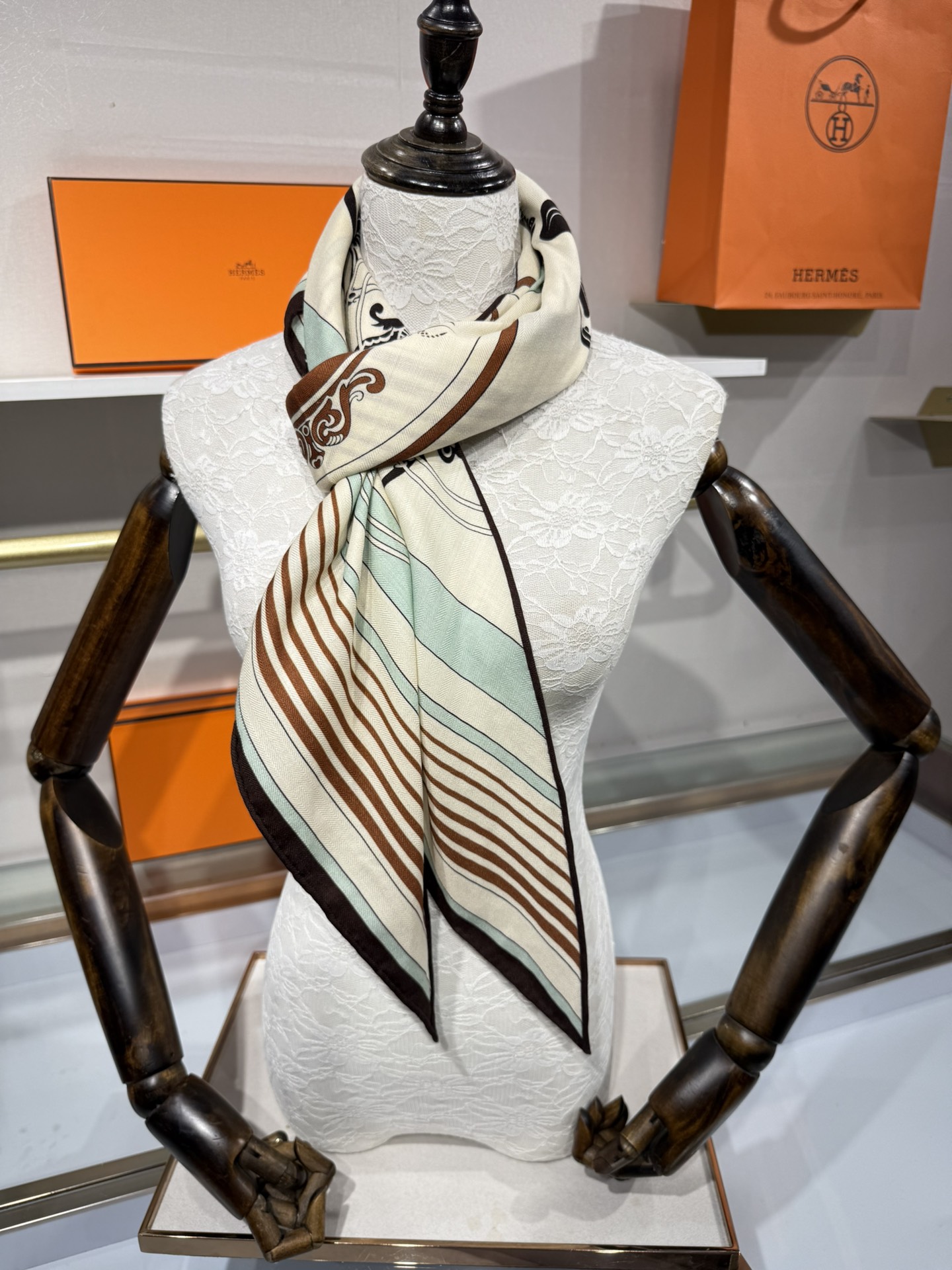 💟HERMES/New三角形尺寸，非常好搭配衣服，手工卷边,70%羊绒+30%真丝材质混纺面料柔软细腻，