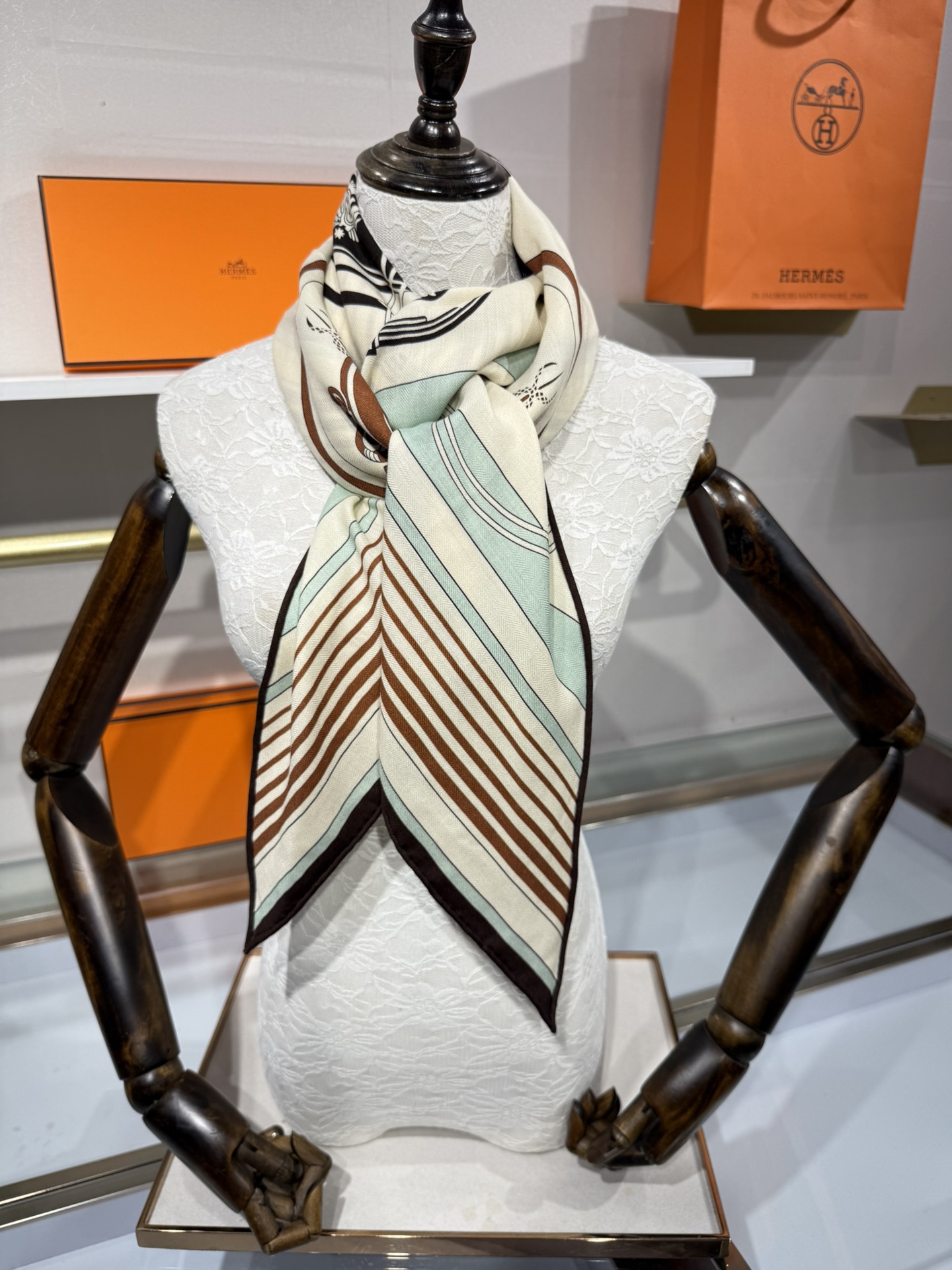 💟HERMES/New三角形尺寸，非常好搭配衣服，手工卷边,70%羊绒+30%真丝材质混纺面料柔软细腻，