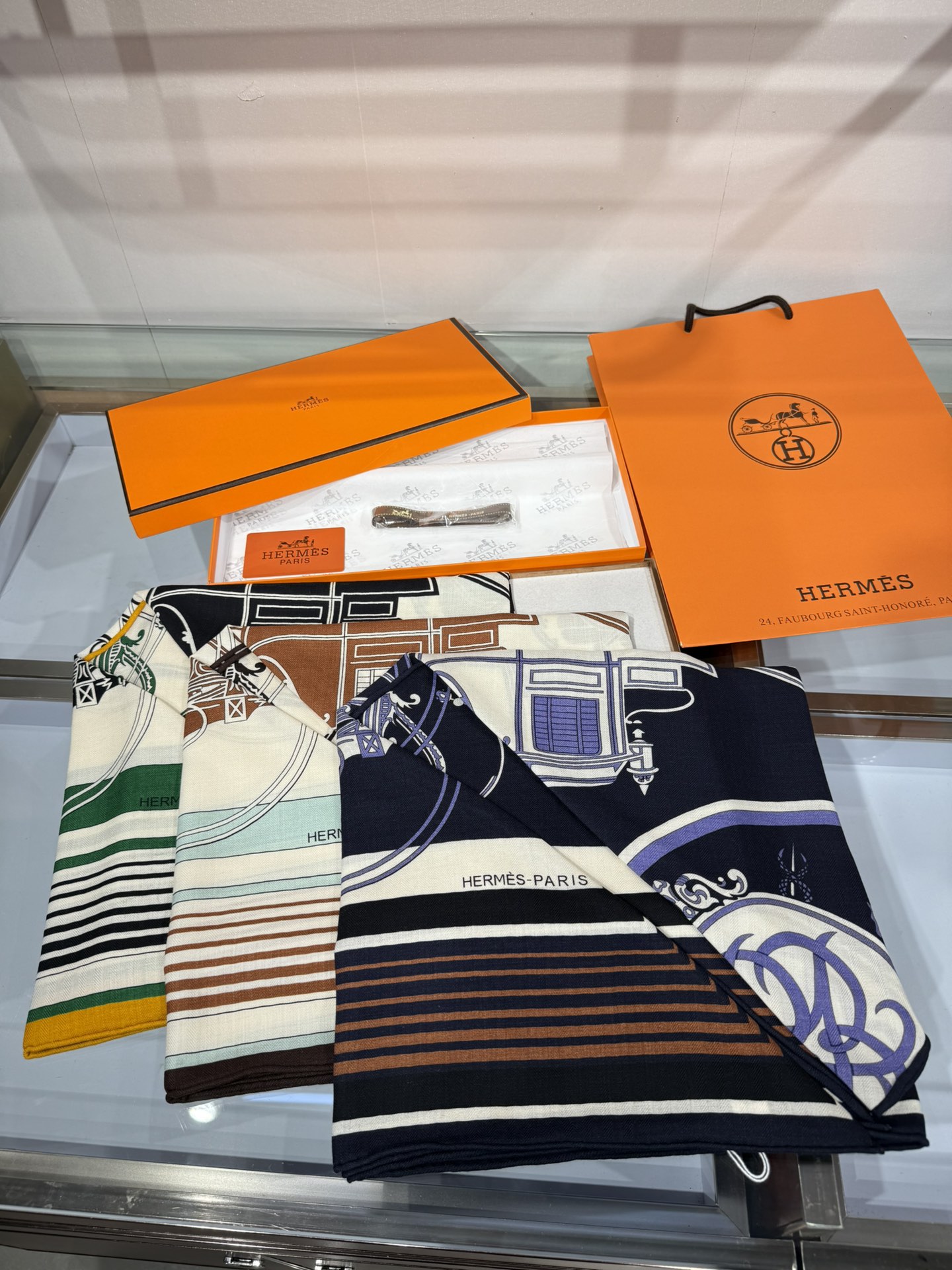 💟HERMES/New三角形尺寸，非常好搭配衣服，手工卷边,70%羊绒+30%真丝材质混纺面料柔软细腻，