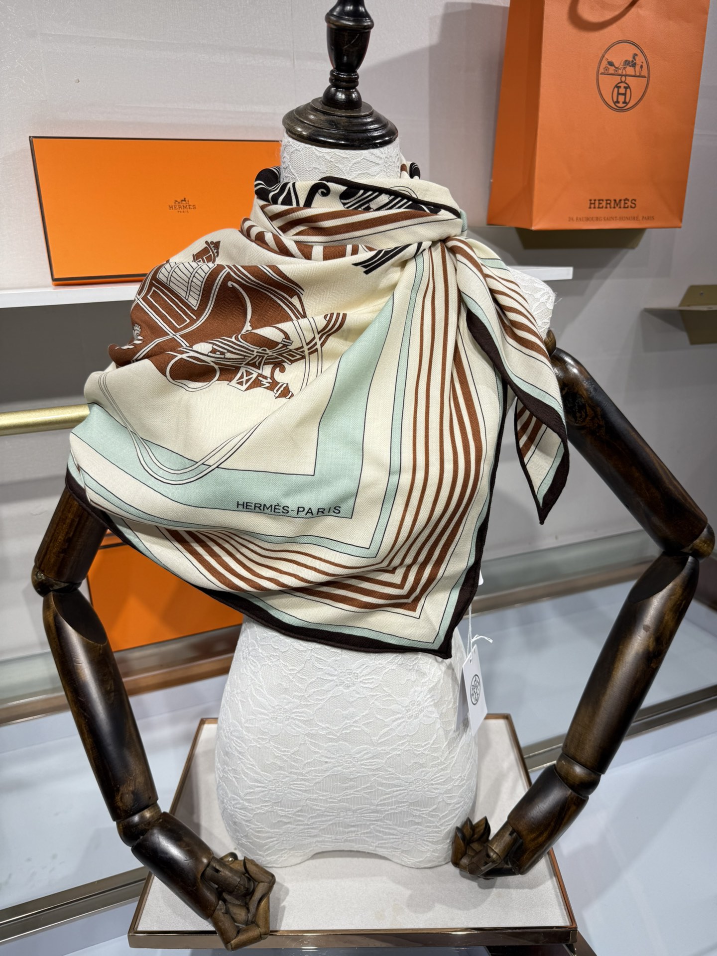 💟HERMES/New三角形尺寸，非常好搭配衣服，手工卷边,70%羊绒+30%真丝材质混纺面料柔软细腻，