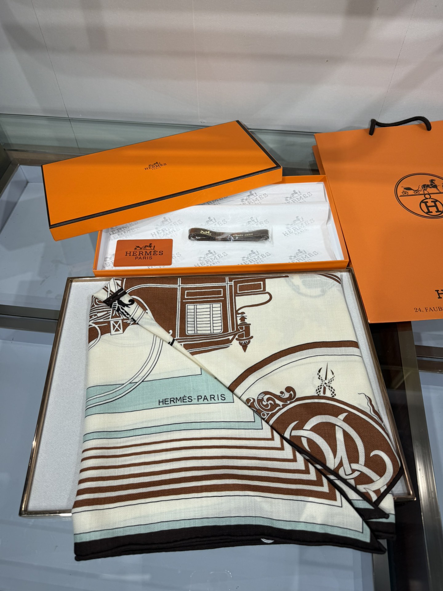 💟HERMES/New三角形尺寸，非常好搭配衣服，手工卷边,70%羊绒+30%真丝材质混纺面料柔软细腻，